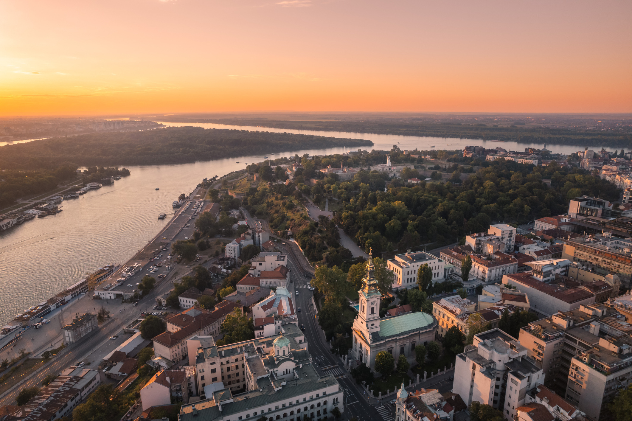 In de Servische hoofdstad Belgrado vloeit de energie rijkelijk langs de oevers van de Donau en de Sava. Dankzij de Servische dinar is dit een van de meest betaalbare steden voor een dynamische stedentrip vol innovatieve gastronomie, bruisende nachtcultuur en historische forten.