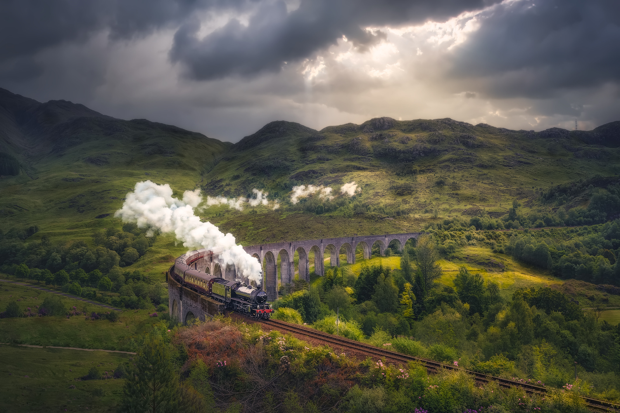 Vanaf de stadse dynamiek van Glasgow voert de West Highland Line je diep de ruige en eenzame Schotse Hooglanden in, tot aan het kustplaatsje Mallaig. Het absolute hoogtepunt is de passage over het majestueuze Glenfinnan-viaduct, beroemd geworden uit de Harry Potter-films, met weids uitzicht over het omringende berglandschap en glinsterende lochs.