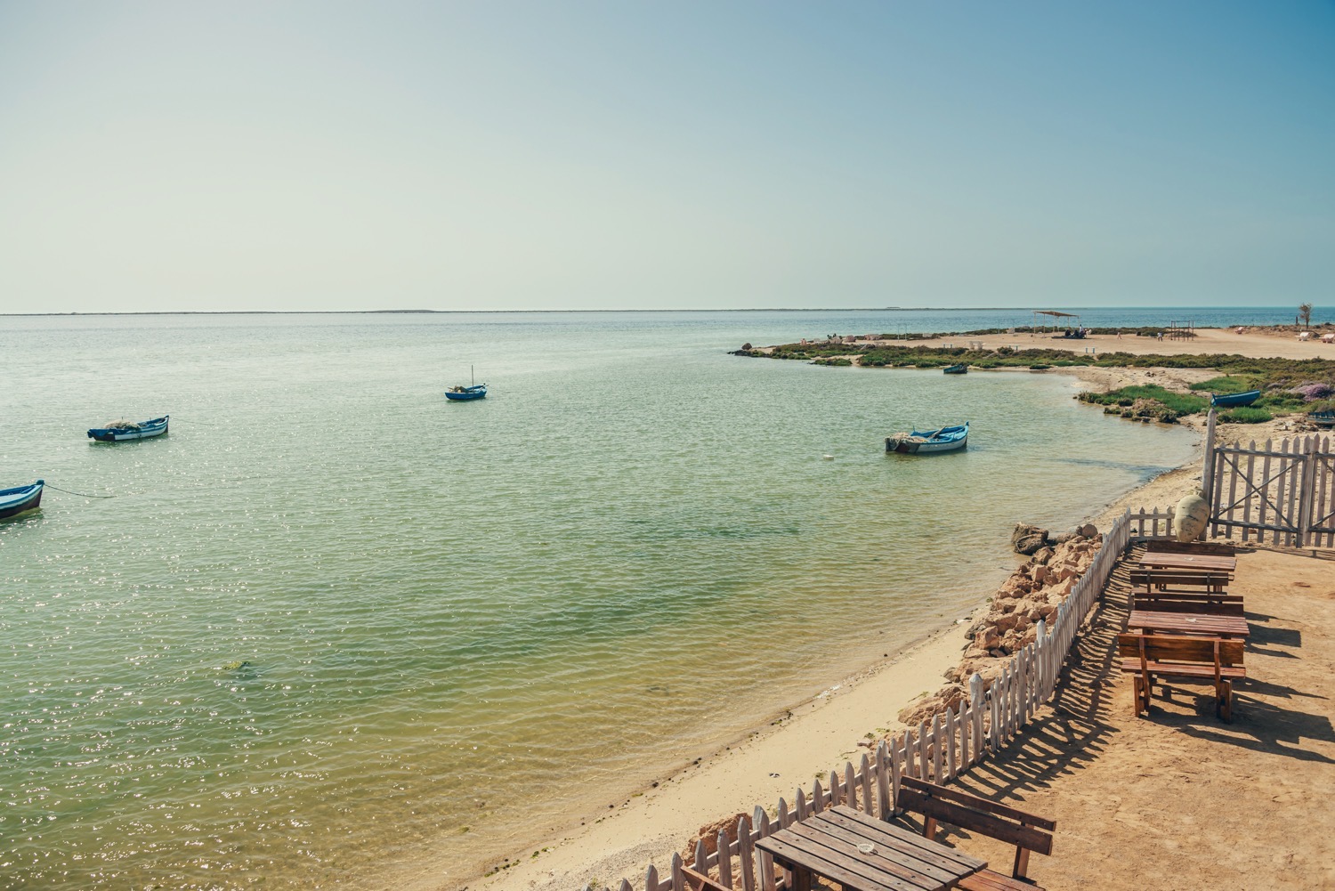 Voor wie puur zoekt naar brede, poederwitte zandstranden, een kalme turquoise zee en een zonovergoten klimaat zonder een vermogen uit te geven, is het Tunesische eiland Djerba een opvallend sterke outsider.