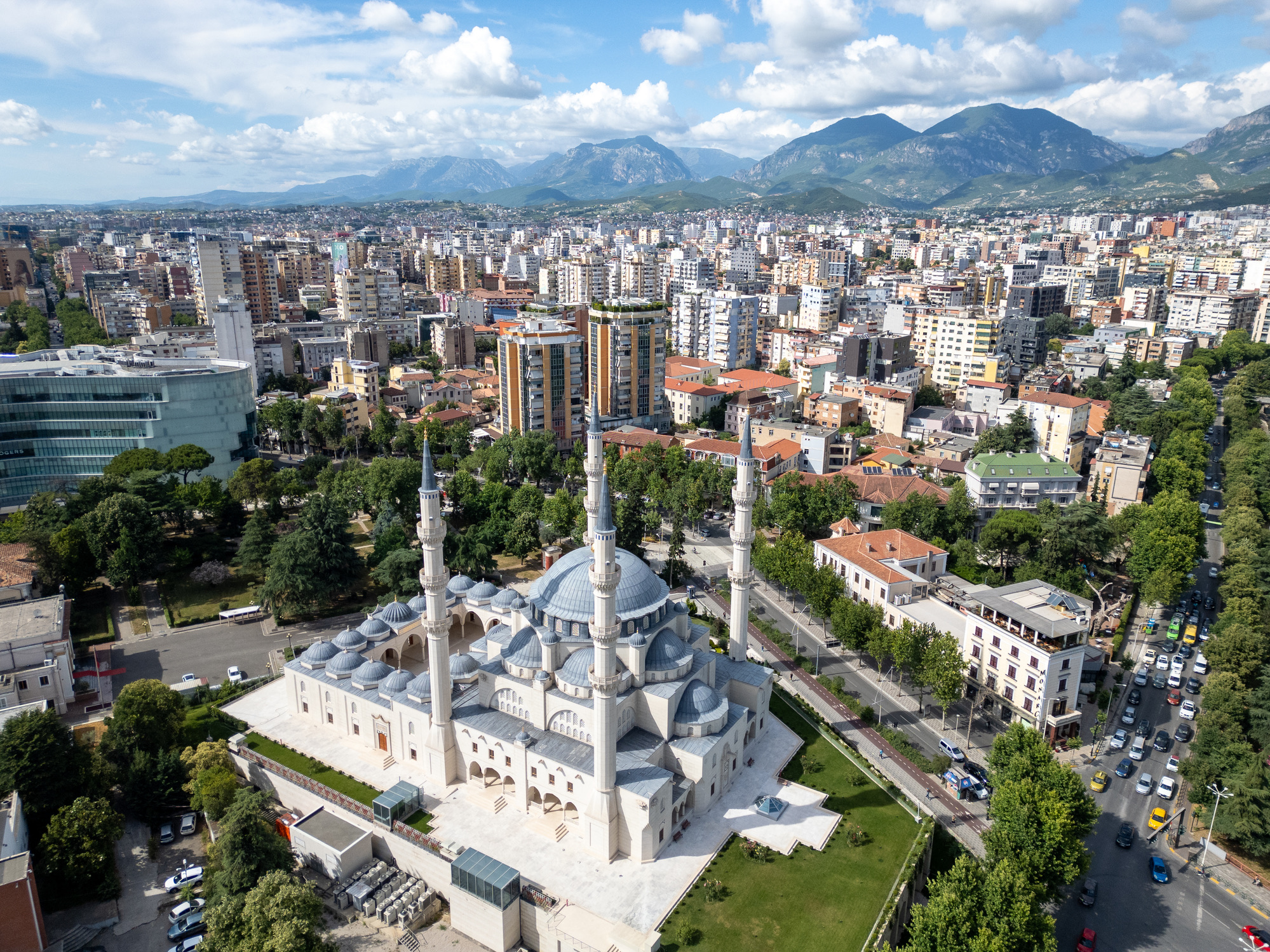 Tirana is het kloppend hart van Albanië, het snelst opkomende vakantieland van Europa. De eens zo grauwe communistische stad is getransformeerd tot een kleurrijke, bruisende metropool vol buitenposten van creativiteit en gastvrijheid.