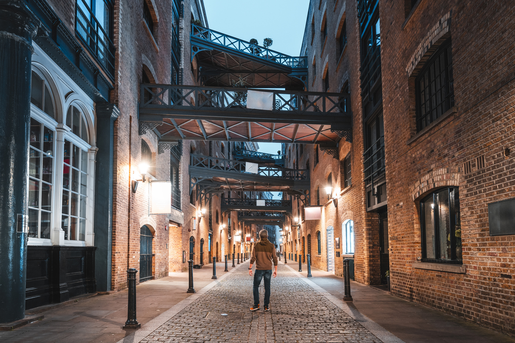 Zo reis je weg van de massa: wandel door Maltby Street Market onder de spoorbogen van Bermondsey in plaats van het drukke Borough Market. Of verken het sprookjesachtige Epping Forest aan de noordoostrand van de stad, waar je eeuwenoude knotwilgen en verborgen pub-parels vindt.