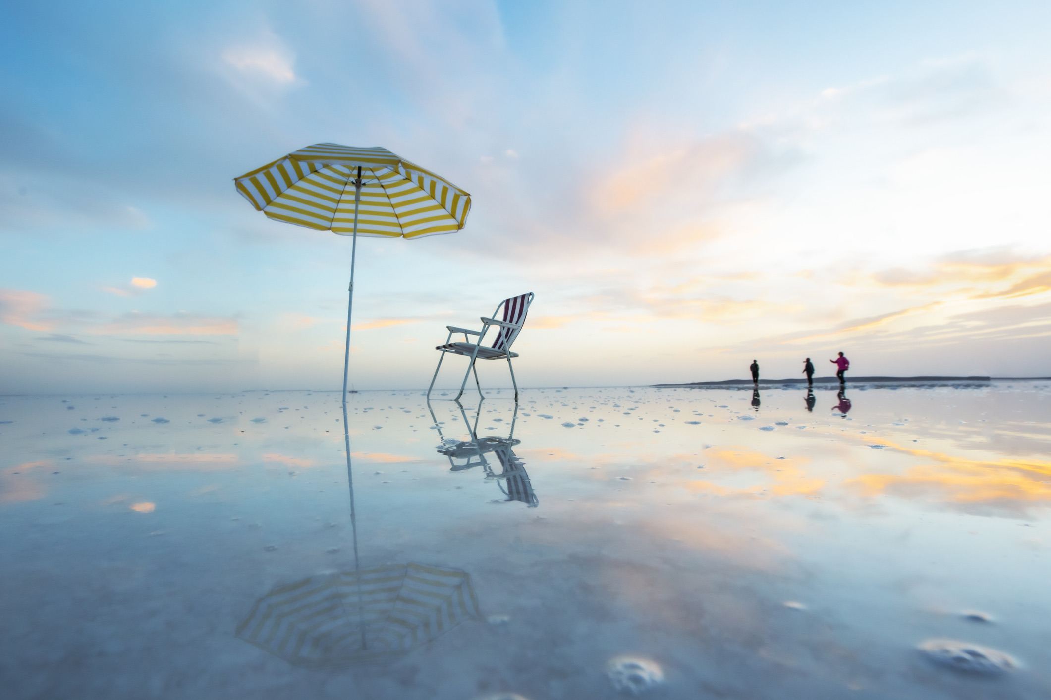 Met een oppervlakte van ruim 1.600 vierkante kilometer is Lake Tuz (Tuz Gölü) het op één na grootste meer van Turkije, maar in de zomer is het vooral een gigantische zoutvlakte. Wanneer de zon het water doet verdampen, blijft een tientallen centimeters dikke korst van zuiver keukenzout achter. Op de plekken waar nog wel een dun laagje water staat, kleurt het oppervlak door algen pastelroze tot magenta, wat zorgt voor een sprookjesachtige spiegeling van de Turkse wolkenluchten.