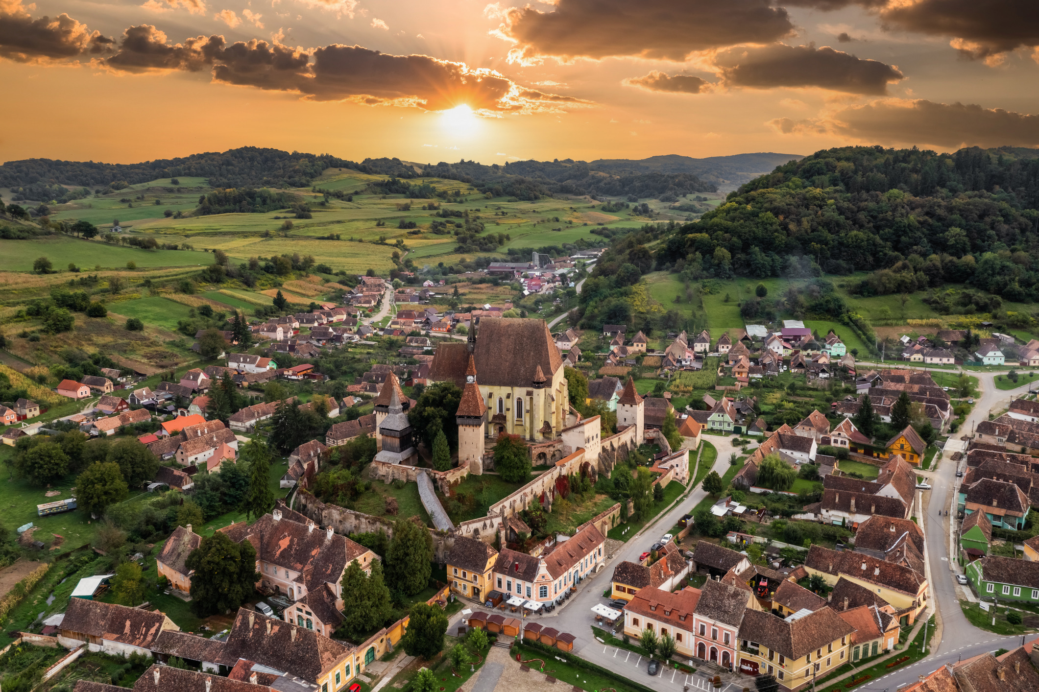 Roemenië gebruikt de Roemeense leu en is qua natuur misschien wel het best bewaarde geheim van de EU. Struin door middeleeuwse steden in Transsylvanië zoals Brașov, wandel door de ruige Karpaten of ga vogels spotten in de uitgestrekte Donaudelta. De kosten voor onderdak en vervoer behoren tot de laagste binnen de hele Europese Unie.