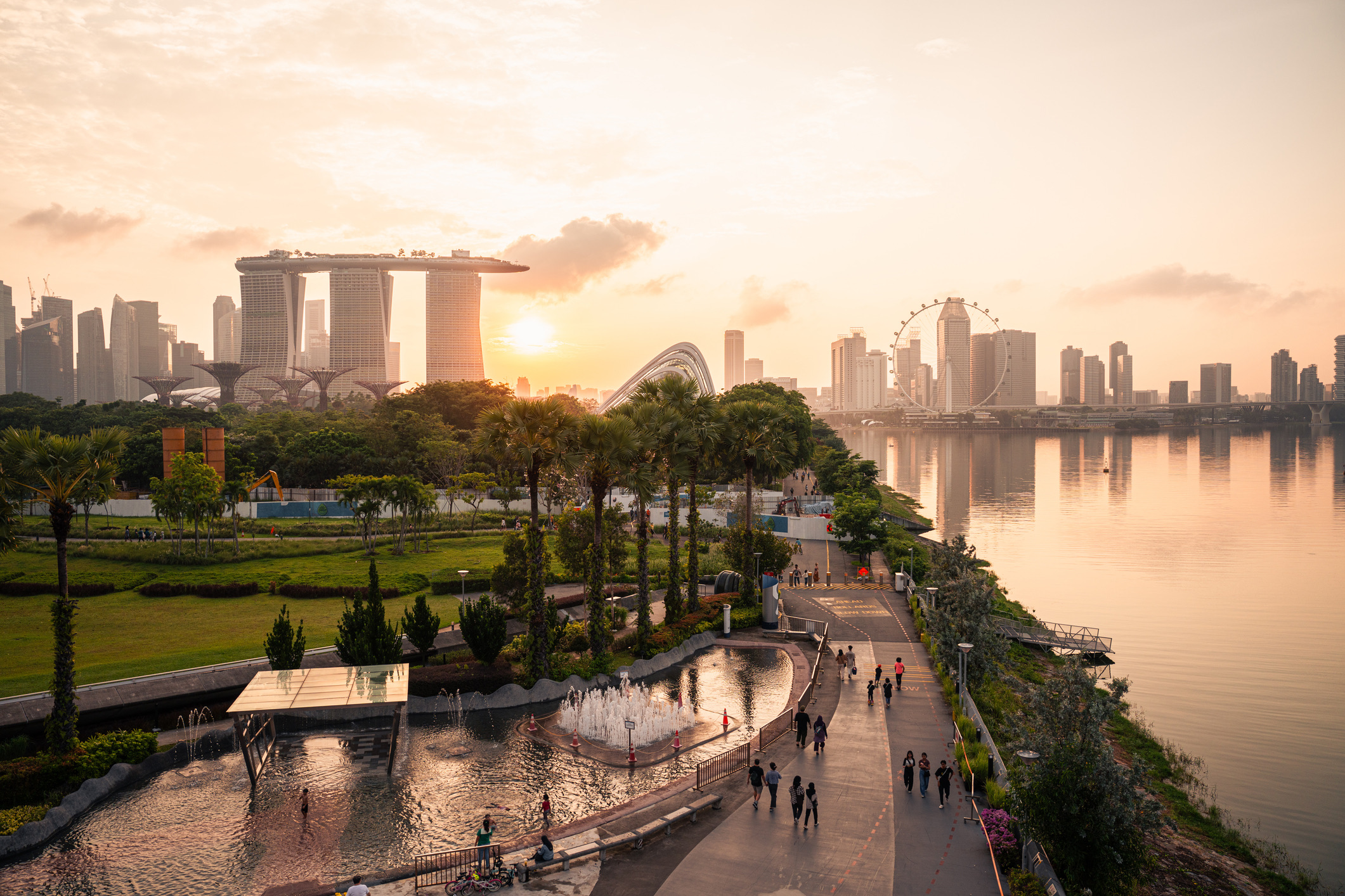Is je overstap op Singapore Changi Airport tussen de 5,5 en 24 uur? Dan mag je mee met een gratis bus- en wandeltour van 2,5 uur door de stad, inclusief gids. De airline en de luchthaven loodsen je snel door de douane heen. En het beste: je hoeft vooraf niets te boeken! Land in Singapore, loop in de transit-zone (vóór de douane) naar de Free Singapore Tours-balie en schrijf je in.
