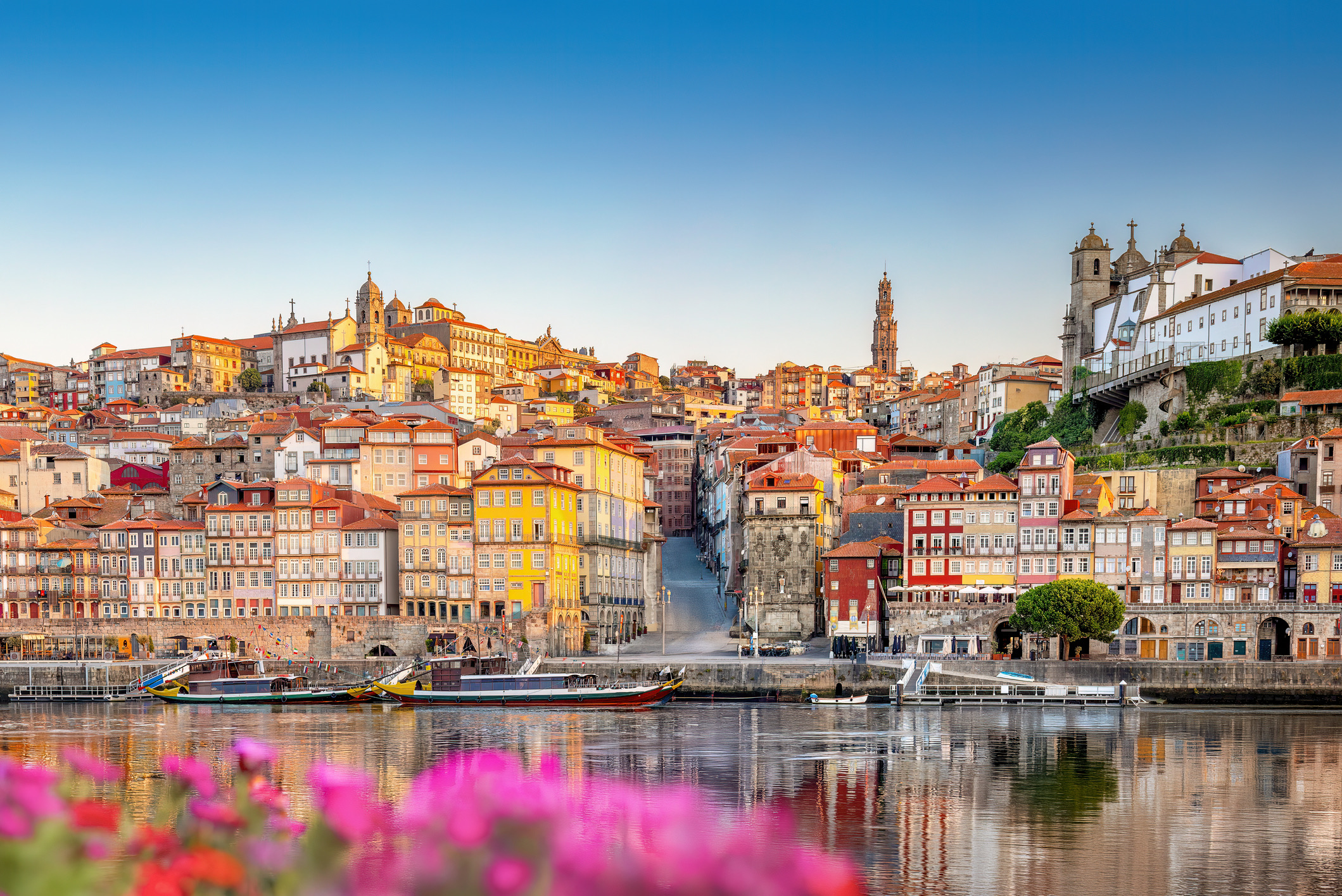 Vlieg je naar Kaapverdië, Brazilië, Canada of de Verenigde Staten? Dan is TAP je geheime wapen. Je kunt je reis één tot tien dagen onderbreken in Lissabon of Porto voor nul euro extra vliegticketkosten. Bovenop de gratis stopover op je ticket krijg je via TAP ook 25% korting op binnenlandse vluchten (handig om even naar de Azoren of Madeira te hoppen!) én kortingscodes voor hotels.
