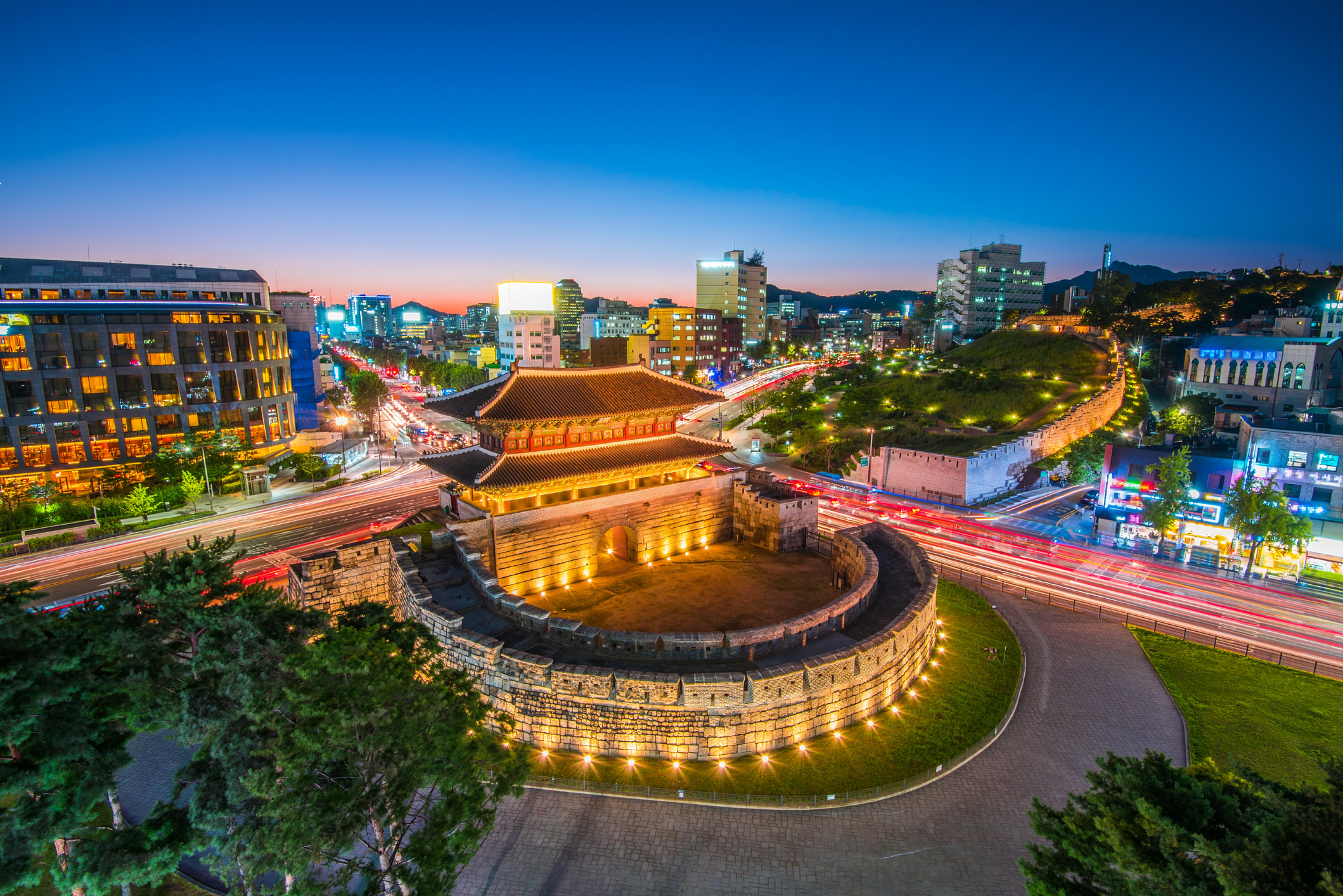 Vlieg je via Seoul, bijvoorbeeld met Korean Air of Asiana Airlines, en heb je een overstaptijd van 4 tot 24 uur? Dan kun je op Incheon Airport meegaan met de officiële Free Korea Transit Tour. De luchthaven biedt verschillende tours aan, variërend van korte trips van één à twee uur naar nabijgelegen tempels tot uitgebreide stads- en cultuurtours naar hartje Seoel. Een gids en de bus zijn helemaal gratis.