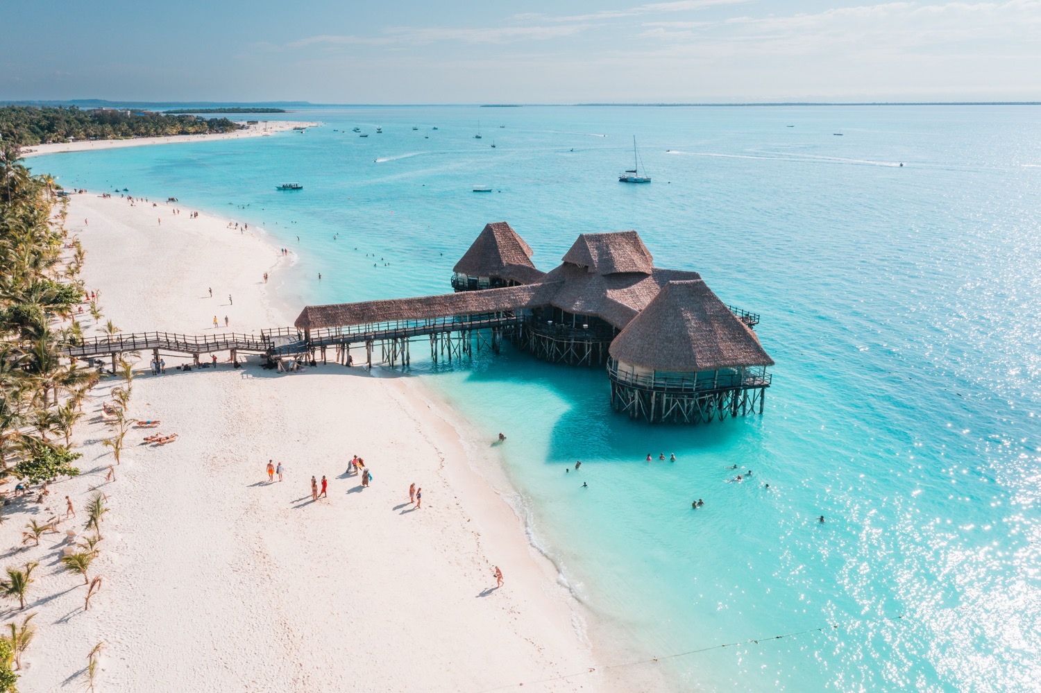 Zanzibar biedt die zeldzame combinatie waar de Malediven alleen van kunnen dromen: exotische strandweelde gecombineerd met rijke cultuur. Aan de noordkust (Nungwi en Kendwa) heeft de Indische Oceaan exact diezelfde fluorescerend blauwe kleur en zorgt het spel tussen eb en vloed voor een spectaculair decor van droogvallende zandbanken en felblauwe lagunes.