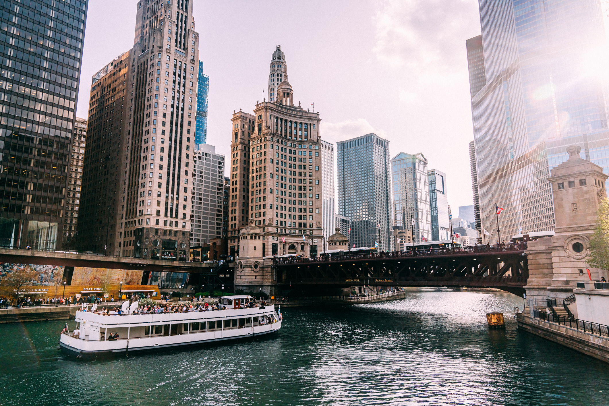 Chicago verrast reizigers met een ongekende architectuur, een rijke muziekgeschiedenis (blues en jazz) en een gastvrije cultuur. Het is een stad die reizigers beloont die verder kijken dan de wolkenkrabbers en zich onderdompelen in de buurtcultuur.