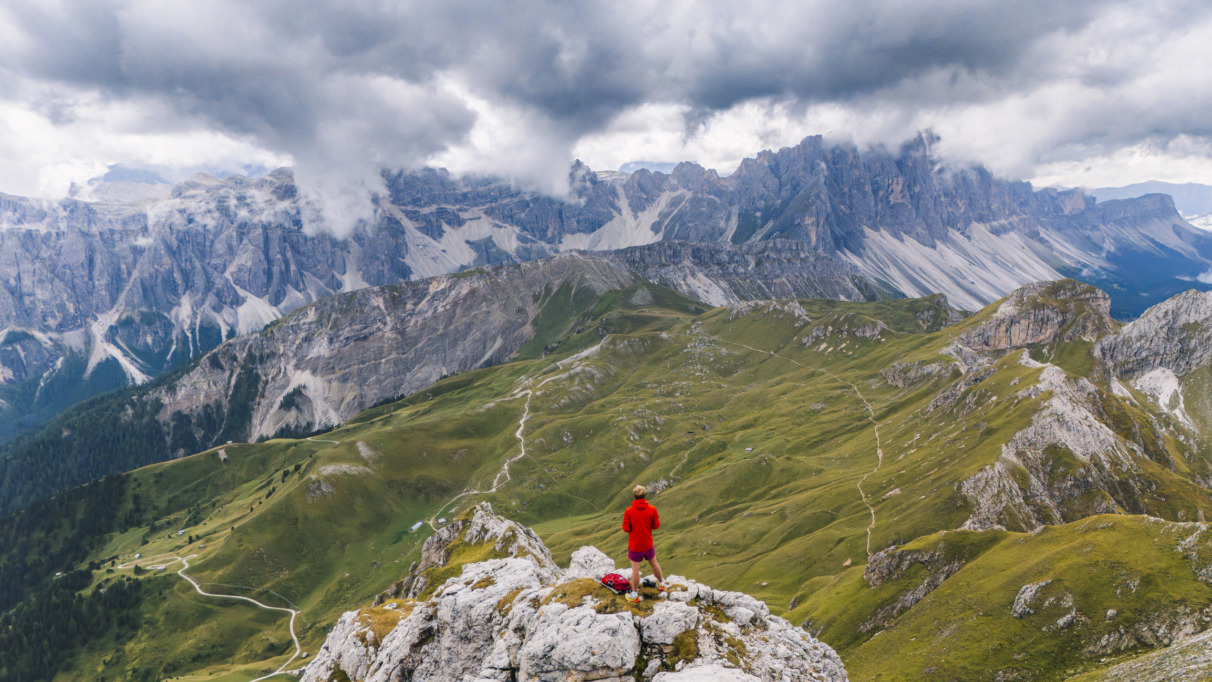Bergbeklimmers beklimmen een bergkam op de Triglav, Slovenië.