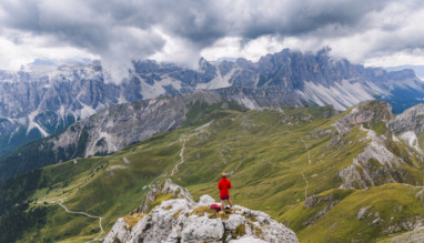 Bergbeklimmers beklimmen een bergkam op de Triglav, Slovenië.