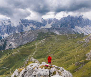 Bergbeklimmers beklimmen een bergkam op de Triglav, Slovenië.