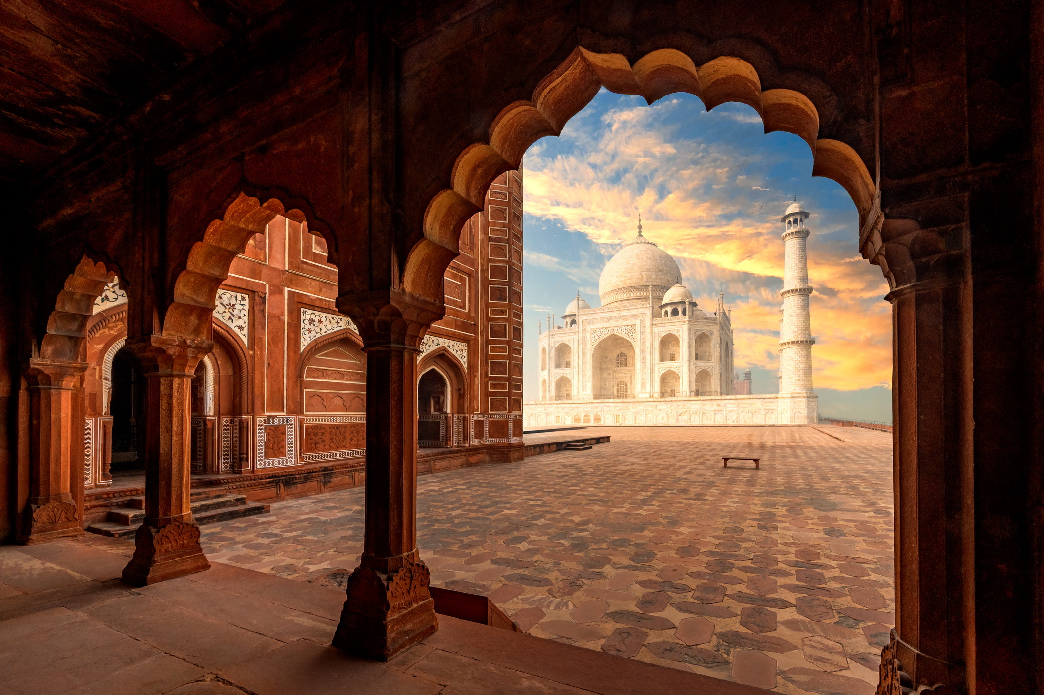 De Taj Mahal in het Indiase Agra trekt jaarlijks miljoenen bezoekers. Het marmeren mausoleum, dat prijkt op de Werelderfgoedlijst van Unesco, ondervindt enorm veel fysieke druk door de enorme menigten. De uitstoot van de stad en de duizenden voetstappen per dag tasten het kwetsbare witte marmer aan.
