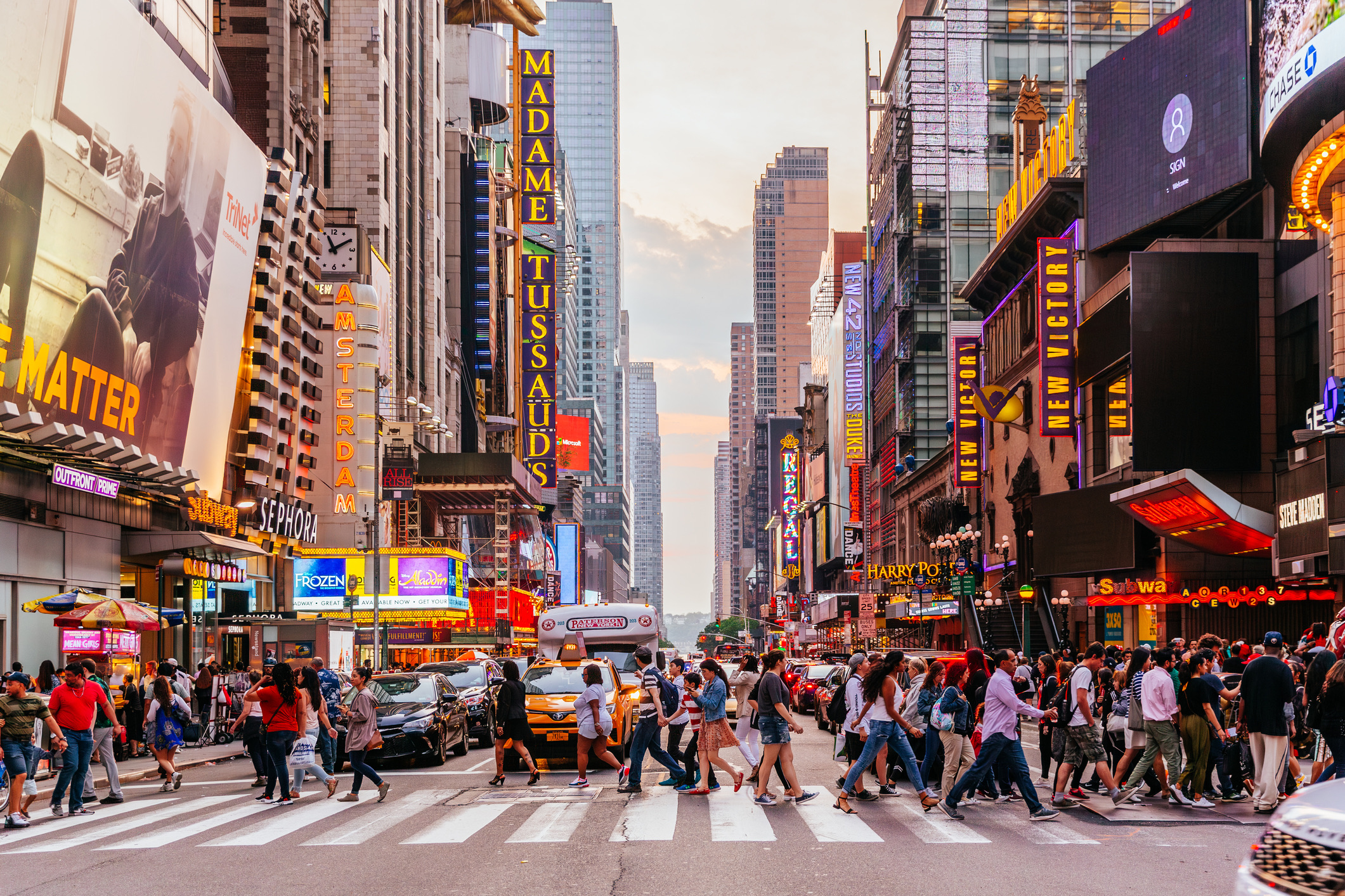 Als we kijken naar de totale overall ranking, waarin de waardering voor de helft wordt gecombineerd met wereldwijde bekendheid en het totale gespreksvolume op social media, verschuift de lijst. New York pakt hier de hoofdprijs, simpelweg omdat de stad een gigantische wereldwijde zichtbaarheid heeft.