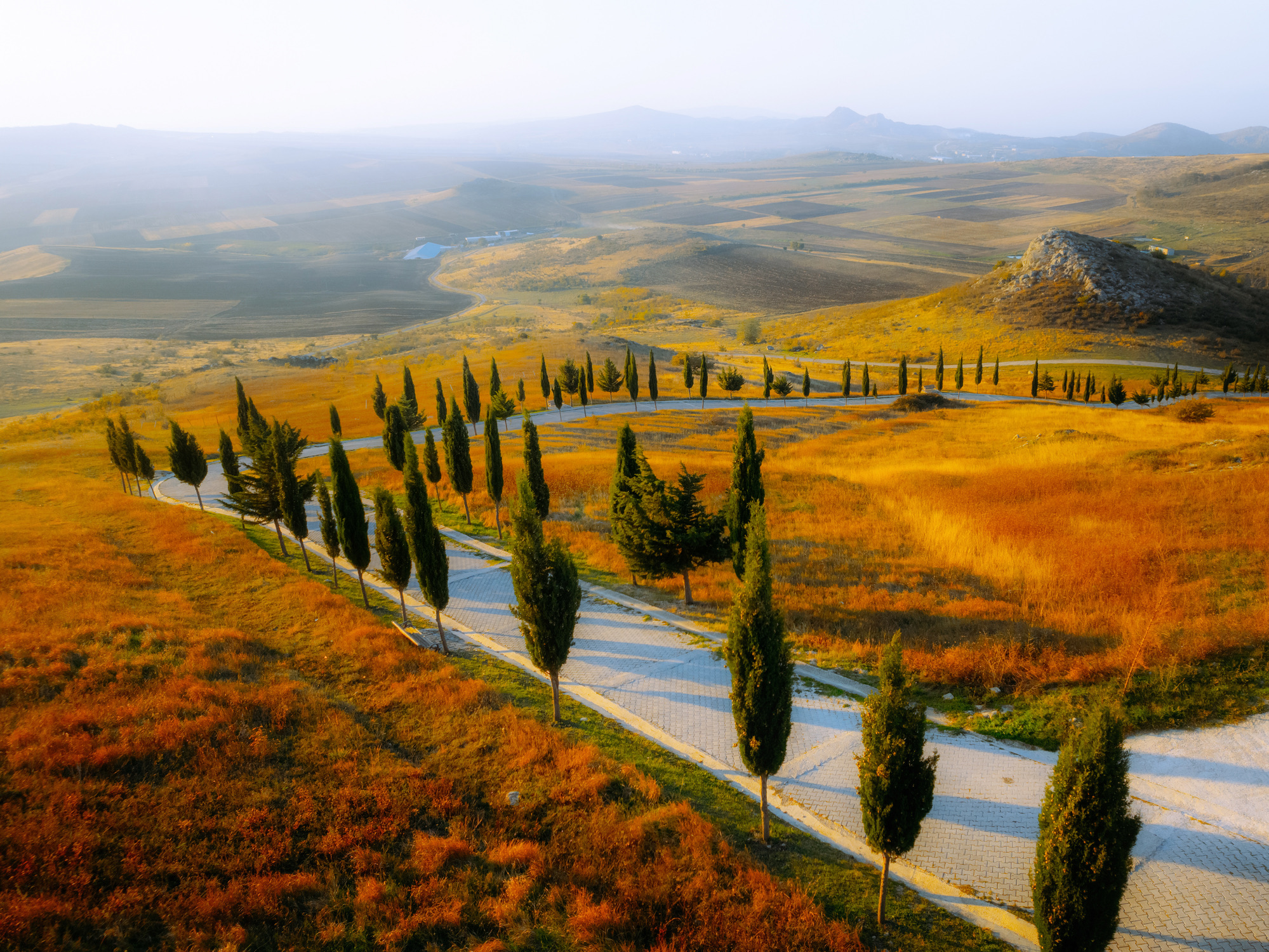 In het najaar komt het beste van Georgië samen. De zomerse hitte in de steden trekt weg, terwijl het berglandschap van de Grote Kaukasus verandert in een vurige zee van rood en goud. Bovendien staat de herfst hier in het teken van de rtveli, de traditionele druivenoogst die al millennia lang het hoogtepunt van het jaar vormt. In deze periode heerst er in het hele land een uitnodigende, feestelijke sfeer waarin gastronomie, eeuwenoude cultuur en rauwe natuur hand in hand gaan.