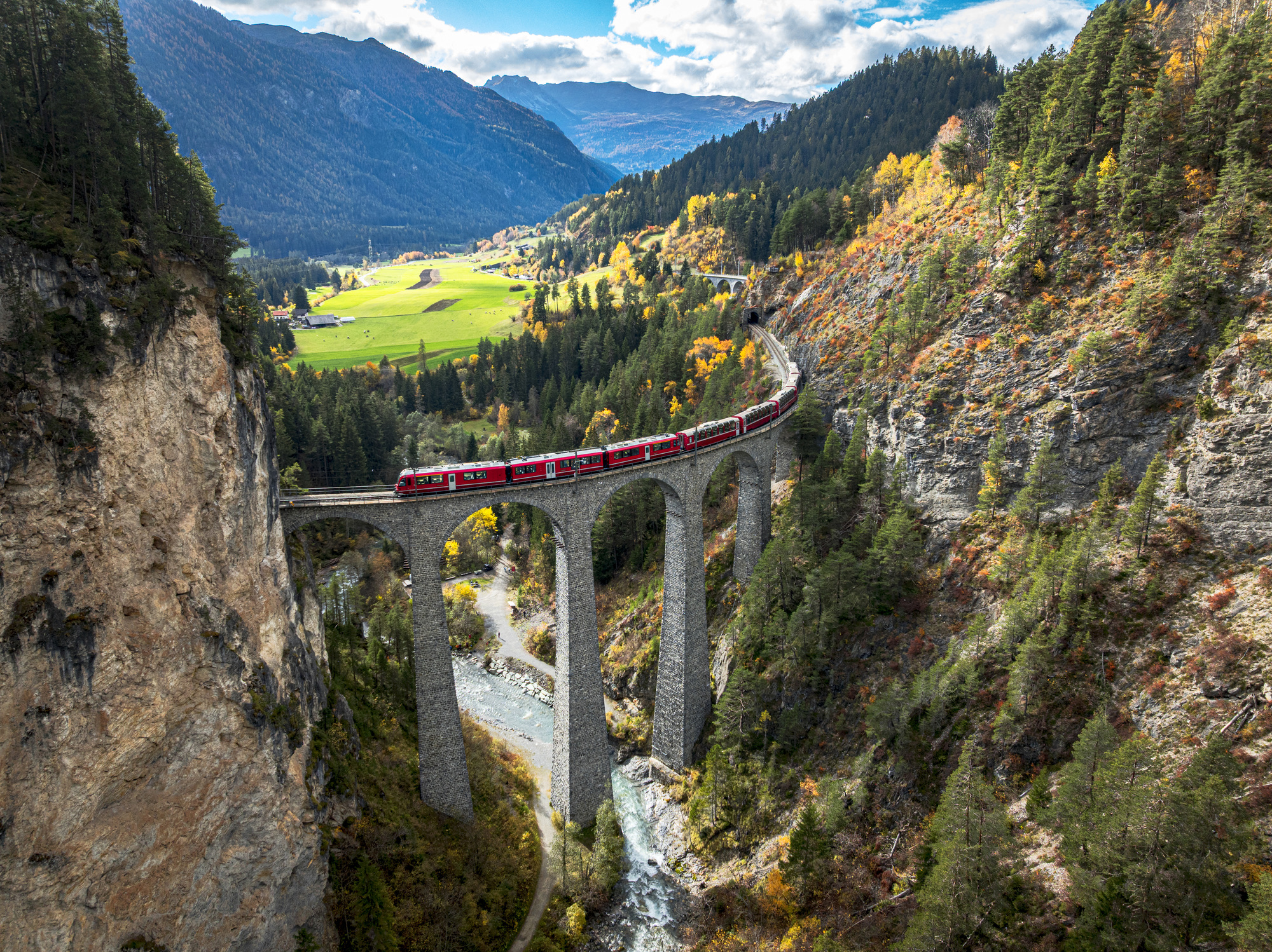 De 'langzaamste sneltrein ter wereld' verbindt de chique Zwitserse bergoorden Zermatt en Sankt Moritz met elkaar. Tijdens de acht uur durende panoramarit van de Glacier Express doorkruis je het kloppende hart van de Zwitserse Alpen. Onderweg passeer je de indrukwekkende Rijnkloof – ook wel de 'Grand Canyon van Zwitserland' genoemd – en klim je over de 2.033 meter hoge Oberalppas.