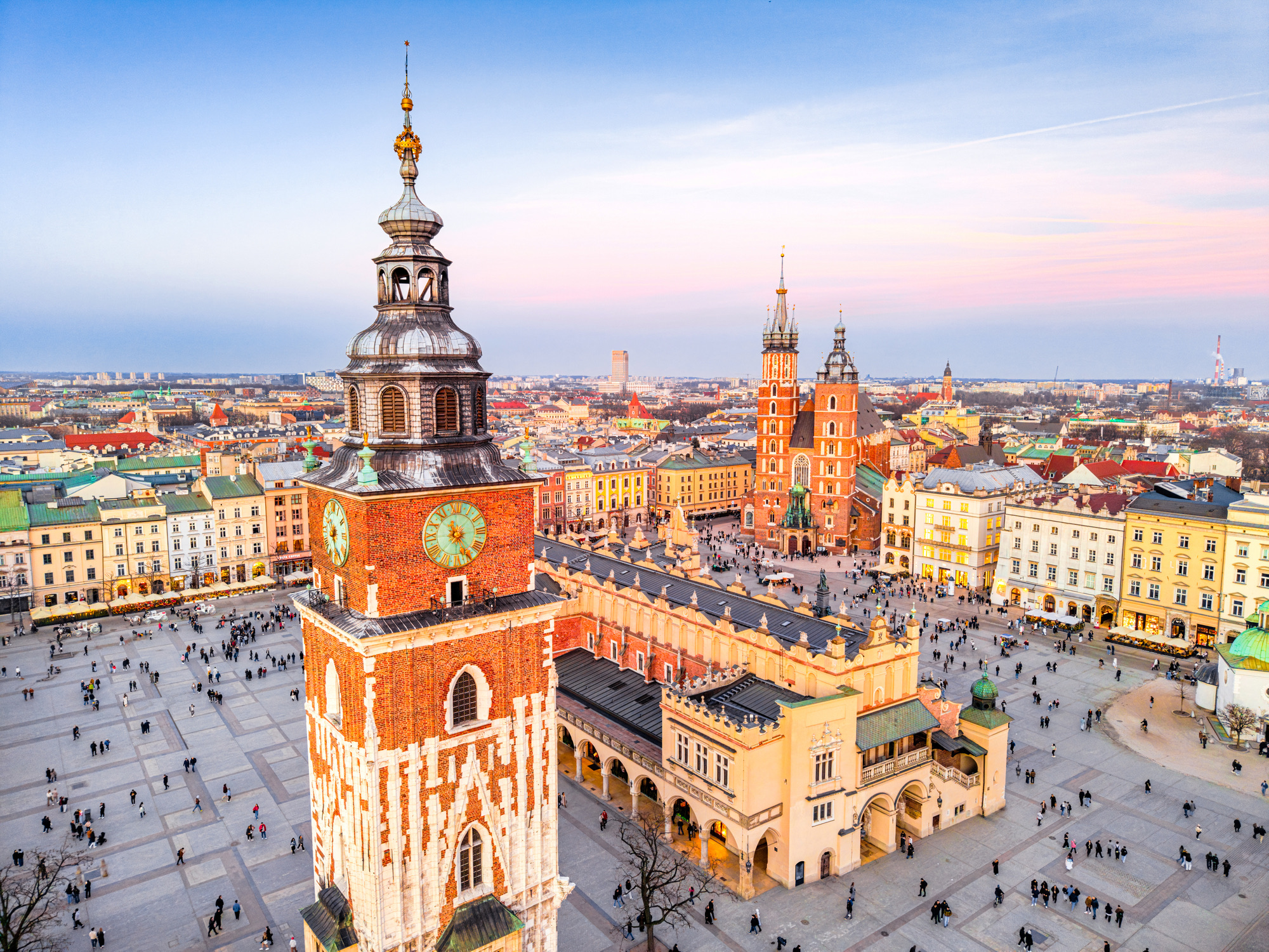 Krakau heeft een van de mooiste én best bewaarde middeleeuwse binnensteden van Europa. Het enorme Marktplein en de sfeervolle Joodse wijk Kazimierz zijn de perfecte decors voor een lange stads- en cultuurwandeling.