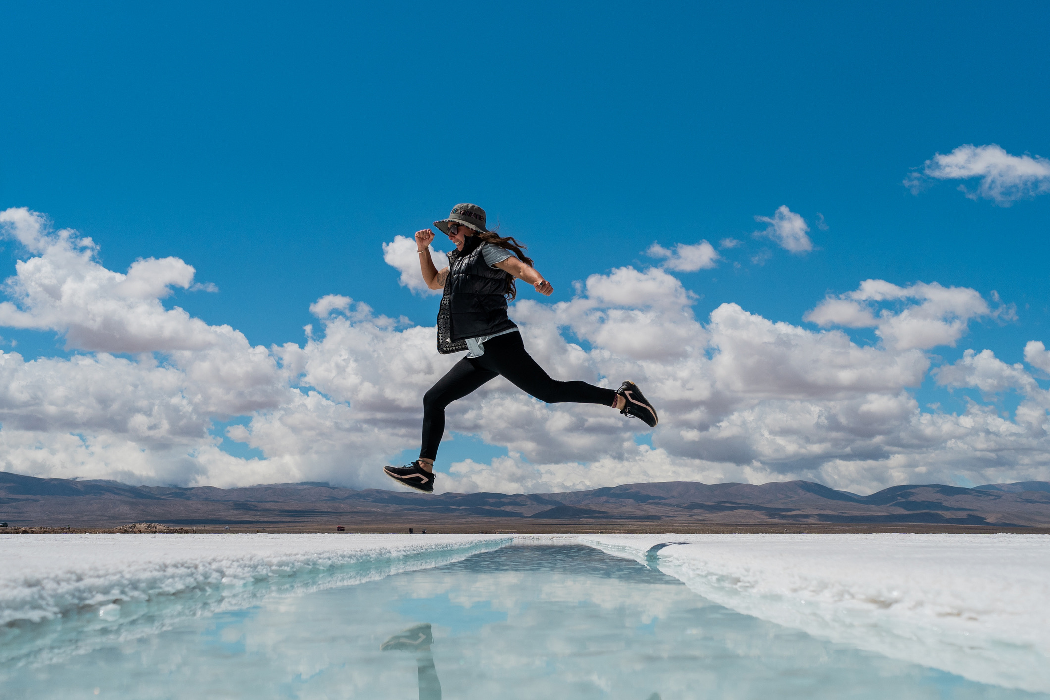 Aan de voet van de Andes in het noordwesten van Argentinië ligt Salinas Grandes. Op een hoogte van ruim 3.450 meter vind je hier een indrukwekkende witmassa die doorkruist wordt door diepblauwe, kunstmatige waterbekkens (piletones) die door lokale zoutwinning zijn ontstaan. De felle reflectie van de zon op de zoutkristallen creëert een droombeeld voor fotografen.