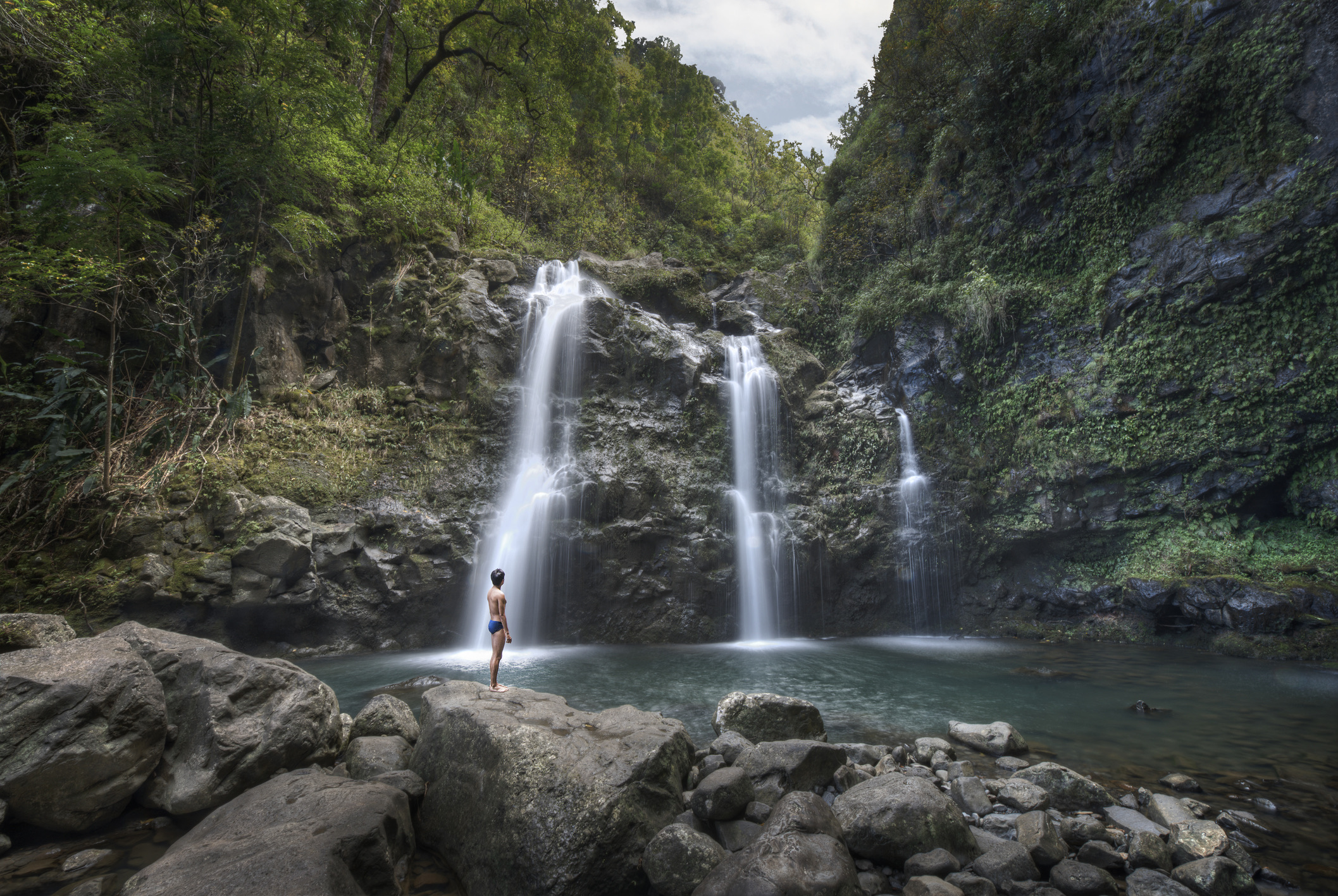 Het Hawaïaanse eiland Maui staat voor vertraging en verbinding met de natuur. Het trage levensritme, het snorkelen tussen zeeschildpadden en de adembenemende zonsopgangen boven de vulkaankraters van Haleakalā National Park geven bezoekers een diep gevoel van dankbaarheid en geluk.
