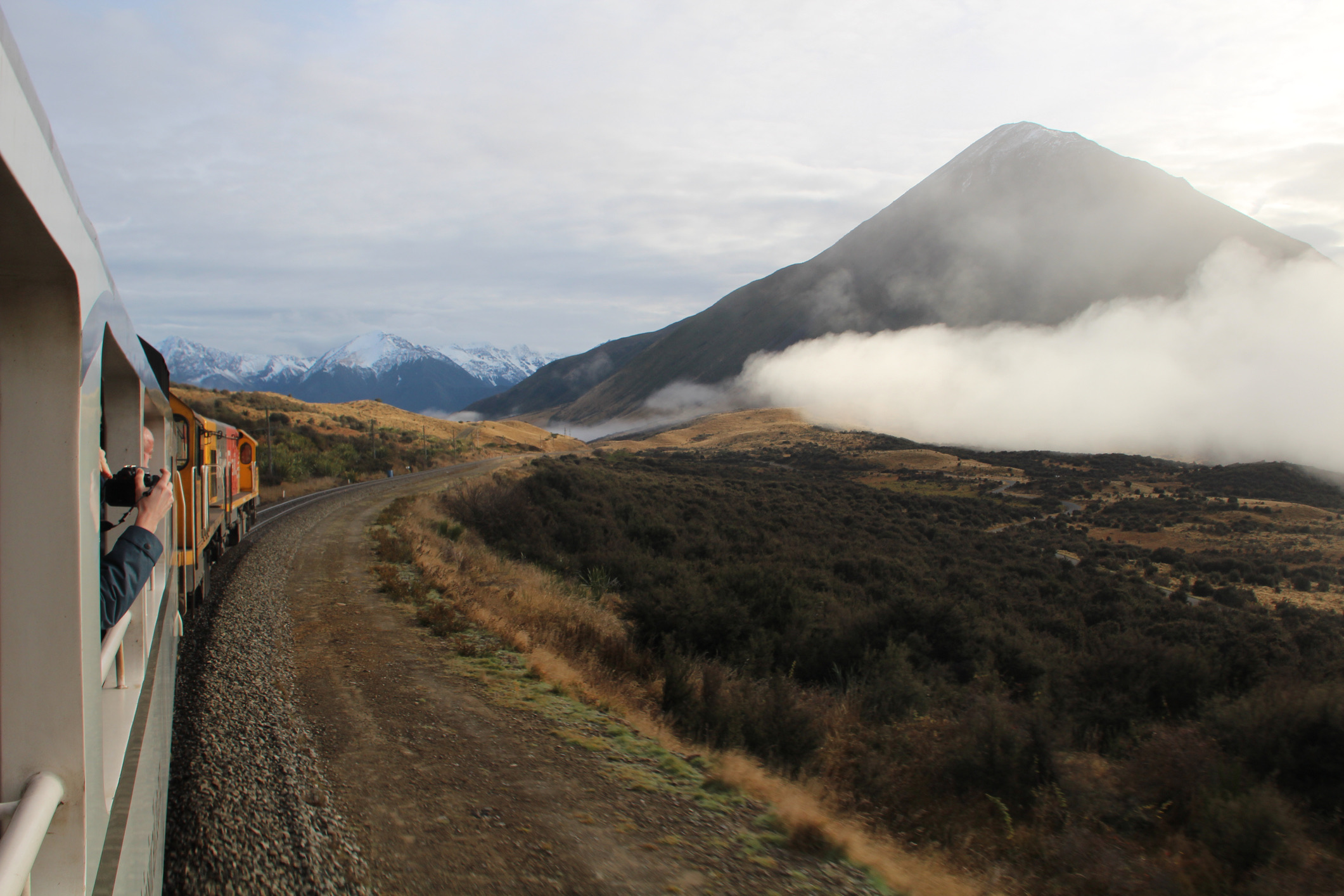 De TranzAlpine-route doorkruist het Zuidereiland van Nieuw-Zeeland van de oostkust (Christchurch) naar de westkust (Greymouth). Je reis begint op de uitgestrekte Canterbury Plains, waarna de trein stijgt naar de besneeuwde toppen en diepe ravijnen van de Zuidelijke Alpen, om ten slotte te eindigen tussen de subtropische bossen aan de Westkust.