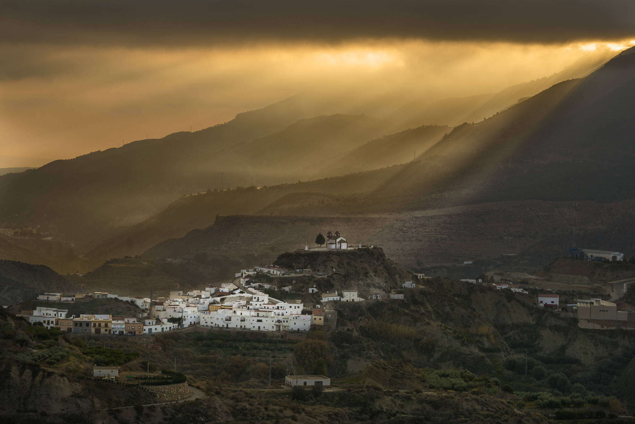 Waar het Zuid-Spaanse binnenland in de zomermaanden vaak te heet is voor actieve uitstapjes, verandert Andalusië in de herfst in een waar paradijs voor natuurliefhebbers. Met dagtemperaturen die schommelen rond een comfortabele 22 graden is het seizoen perfect aangebroken voor het verkennen van de ruige gebergtes, olijfboomgaarden en de befaamde pueblos blancos (witte dorpen), zonder de schroeiende hitte of de zomerse drukte.