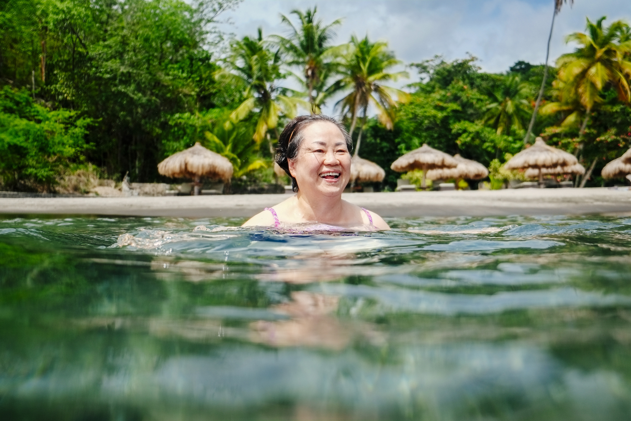 Verscholen in de schaduw van de iconische Pitons van Saint Lucia – twee majestueuze vulkanische pieken die steil uit de Caribische Zee oprijzen – ligt Soufrière. Reizigers ervaren hier geluk in zijn puurste vorm dankzij het natuurgeweld: van zwemmen in warme thermale bronnen tot het dichte regenwoud.