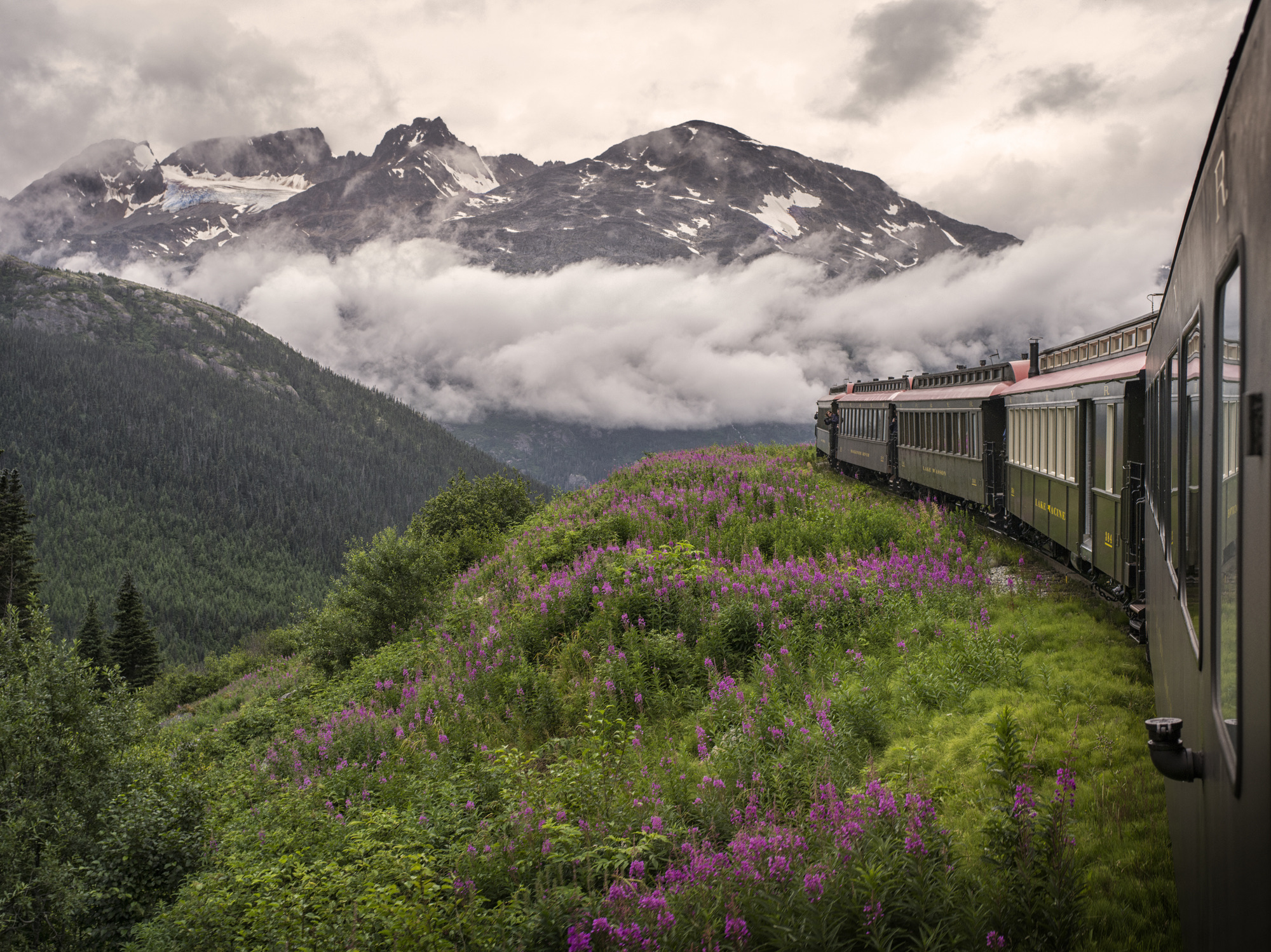 Gebouwd in 1898 tijdens de legendarische Klondike-goudkoorts, klimt de Amerikaanse smalspoorlijn van Skagway in Alaska naar Whitehorse in Yukon. De route voert langs razend steile kliffen, over historische houten viaducten en gletsjerrivieren. Het is een rit die het rauwe, avontuurlijke pioniersleven van weleer weer helemaal tot leven wekt.