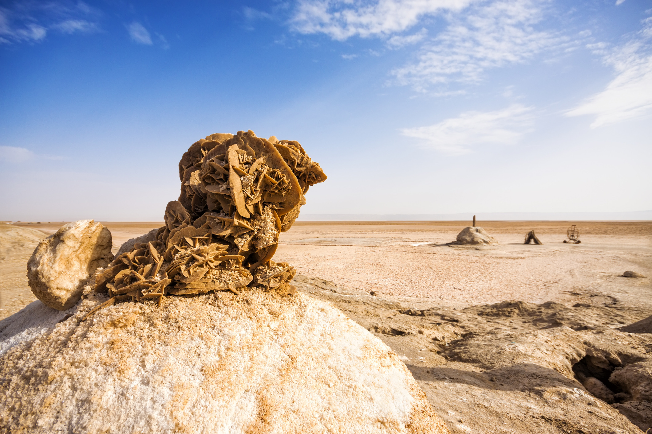 Met 86 meter onder de zeespiegel is Badwater Basin het laagste punt van Noord-Amerika. Deze surrealistische zoutvlakte bestaat uit zeshoekige zoutpatronen die ontstaan door de constante verdamping van opwellend kwelwater. Het zout is viervoudig doordrenkt met mineralen, waardoor het water voor mens en dier ondrinkbaar ('slecht water') is.
