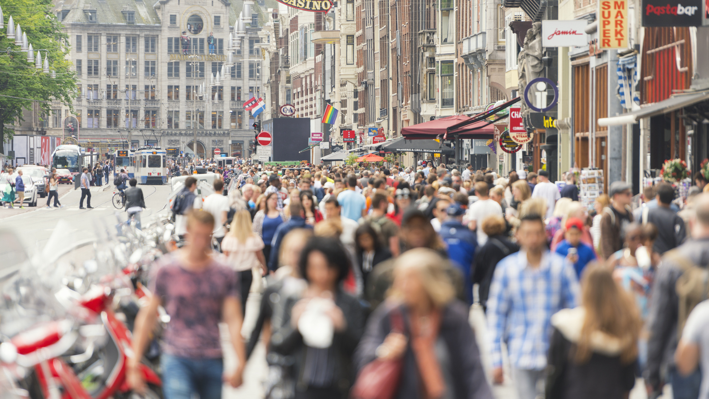 Nederland haalt met Amsterdam wereldwijd pas de 90e plek in de attractiveness ranking (en plek 77 overall). Reizigers roemen de grachtengordel en de musea van wereldklasse ruimschoots, maar de ervaren drukte en het overtoerisme in het centrum drukken het emotionele sentiment stevig naar beneden. 