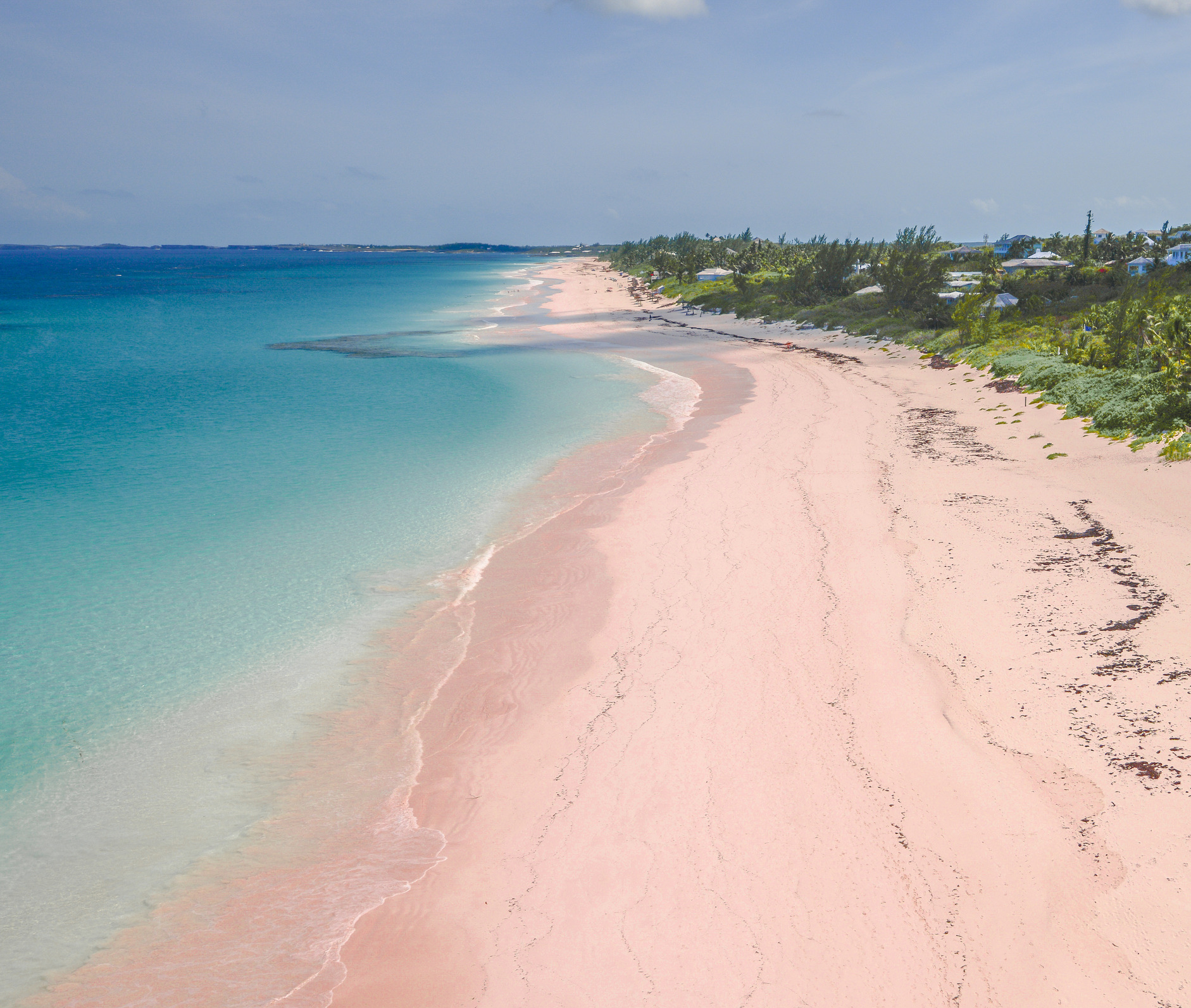 Bijna vijf kilometer aan ononderbroken pastelroze zand maakt Harbour Island tot het mekka voor liefhebbers van bijzondere kusten. Het zand blijft hier dankzij de unieke samenstelling wonderbaarlijk koel, zelfs onder de felle Caribische zon. 