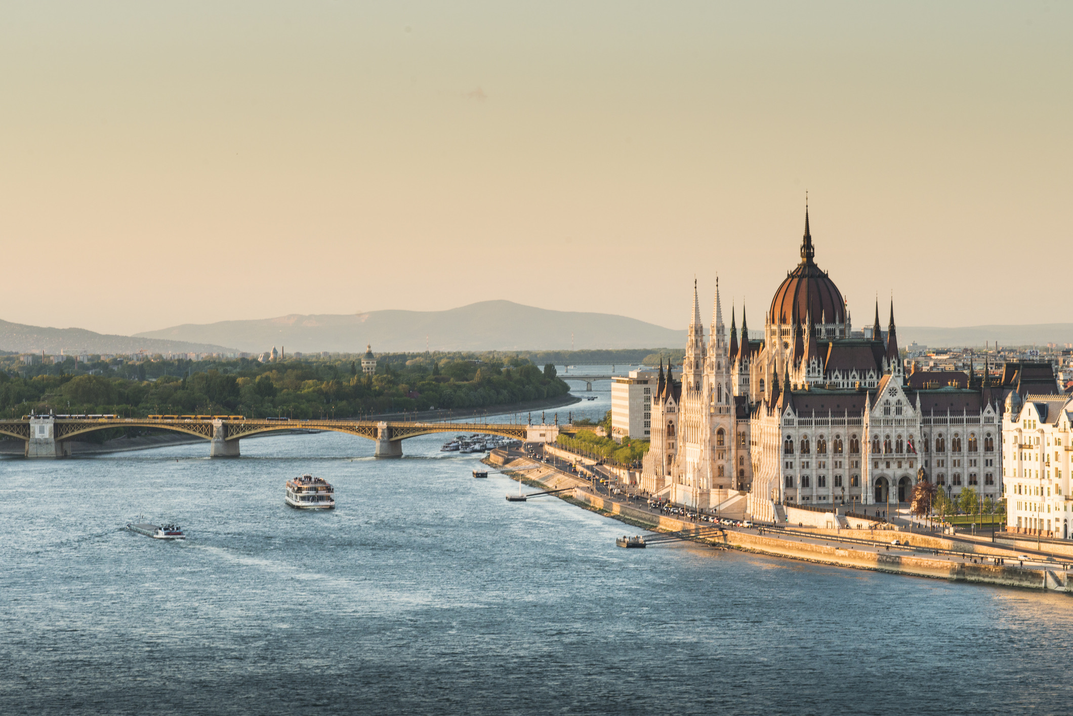 Aan weerszijden van de majestueuze Donau in Hongarije ligt Boedapest: een stad vol grandeur, indrukwekkende architectuur, legendarische badhuizen en levendige ruin bars.