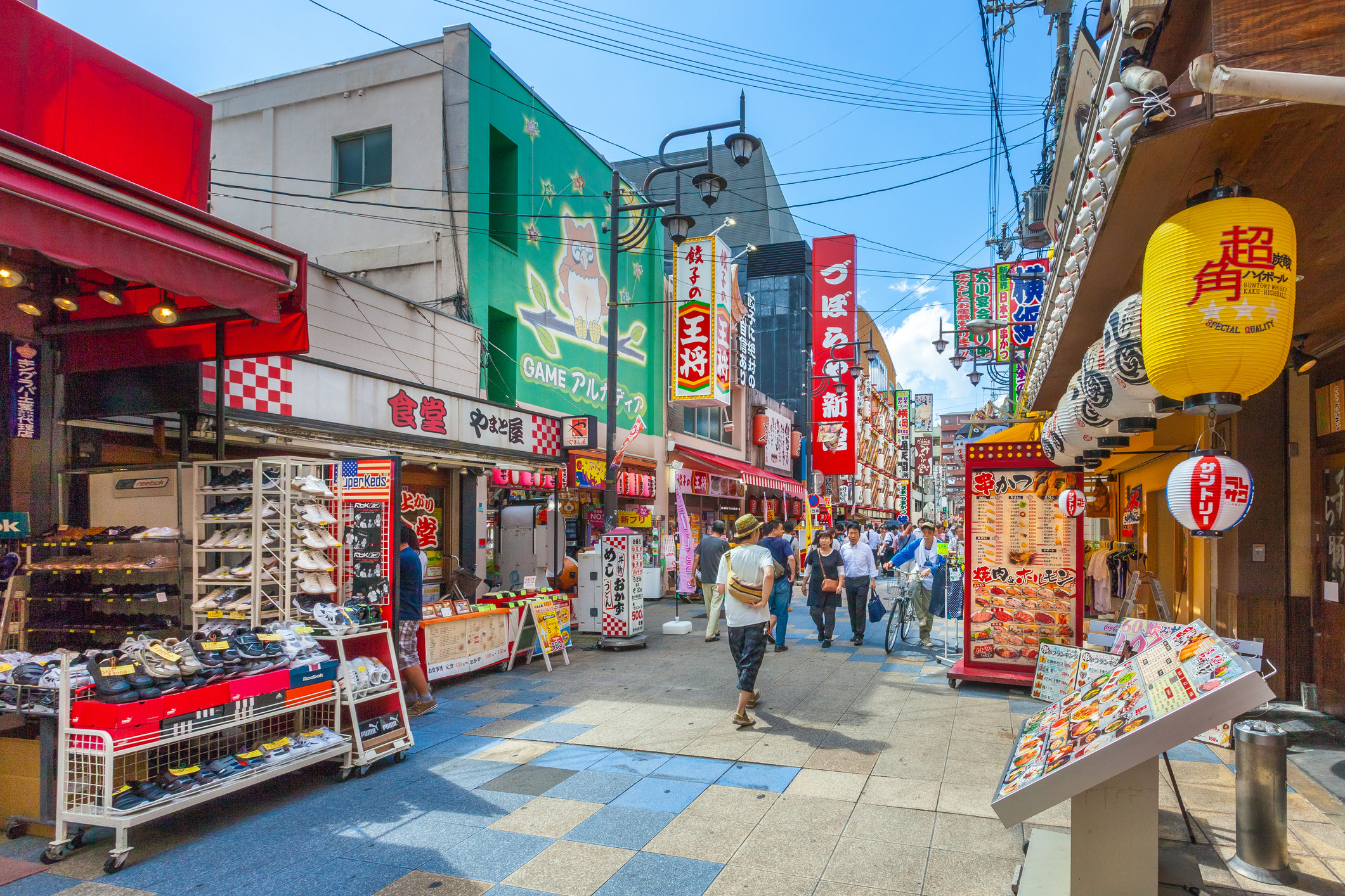 Osaka behaalt de absolute nummer één-positie op het gebied van gastvrijheid (omotenashi) en bruisende straatcultuur. De Japanse stad staat wereldwijd bekend om haar ongekunstelde vriendelijkheid, fantastische streetfood en toegankelijke sfeer.