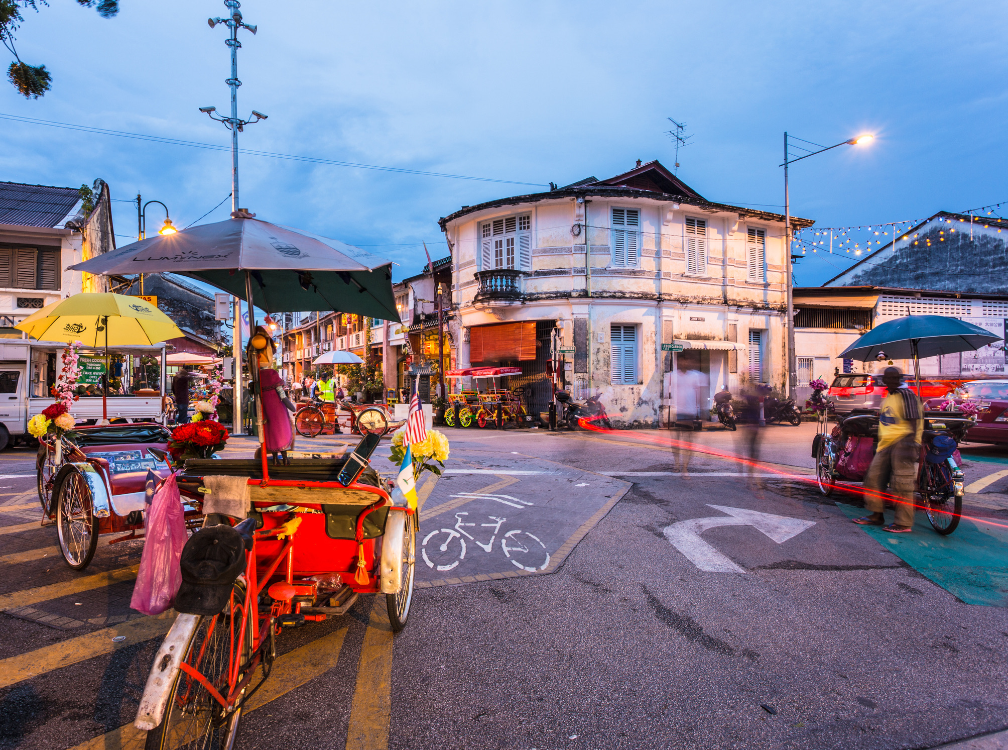 George Town op het Maleisische eiland Penang is de onbetwiste culinaire hoofdstad van Zuidoost-Azië. De koloniale architectuur en de beroemde streetart maken de stad een feest om doorheen te slenteren. Je eet nergens zo gevarieerd én goedkoop als op de vele openlucht hawker centres (overdekte eetpleinen), waar Indiase, Chinese en Maleisische keukens samenkomen.