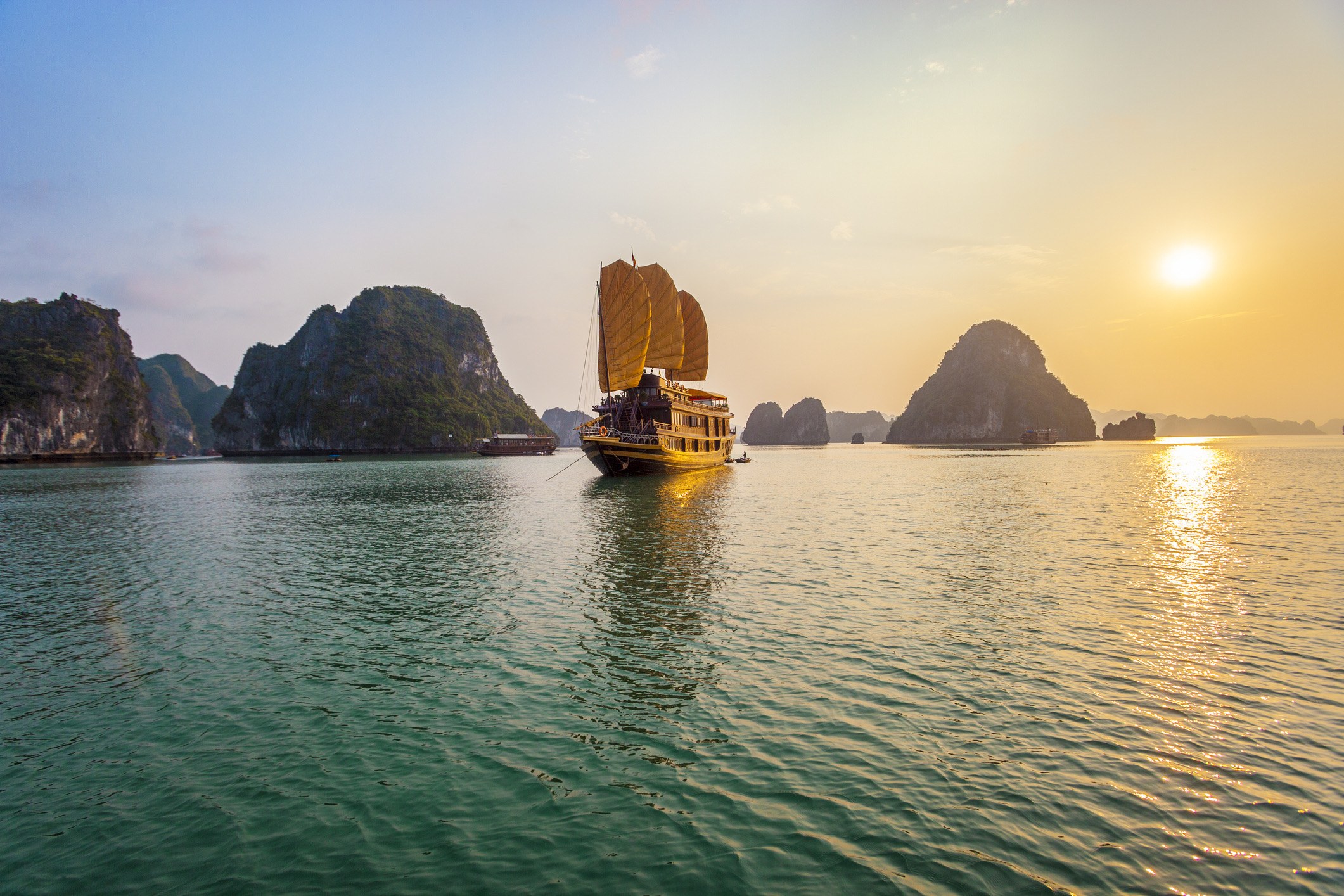 De sprookjesachtige kalksteenrotsen van Ha Long Bay in Vietnam trekken jaarlijks miljoenen bezoekers voor meerdaagse cruises. De enorm snelle groei van het toerisme leidde echter tot een grote hoeveelheid drijvend afval in het water.