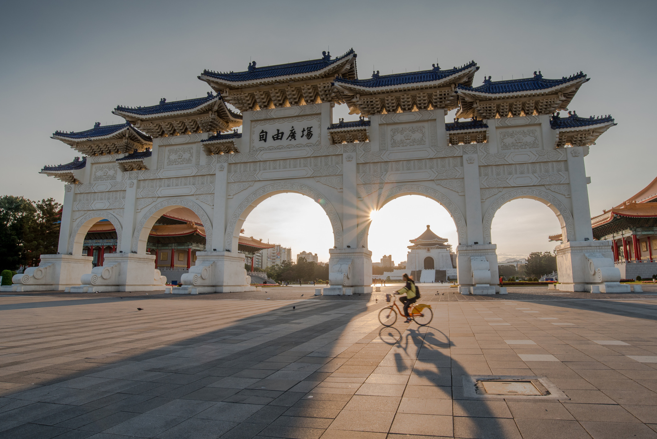 Als je via Taipei vliegt (bijvoorbeeld met EVA Air of China Airlines) en je hebt een overstap van 7 tot 24 uur, kun je meedoen aan het Half-Day Free Transit Tour-programma van de Taiwanese RDM/Toerisme-raad. Je kunt kiezen uit een ochtend- of middagtour (zoals een bezoek aan het historische Sanxia, de Daxi Old Street of de bruisende stads highlights van Taipei).