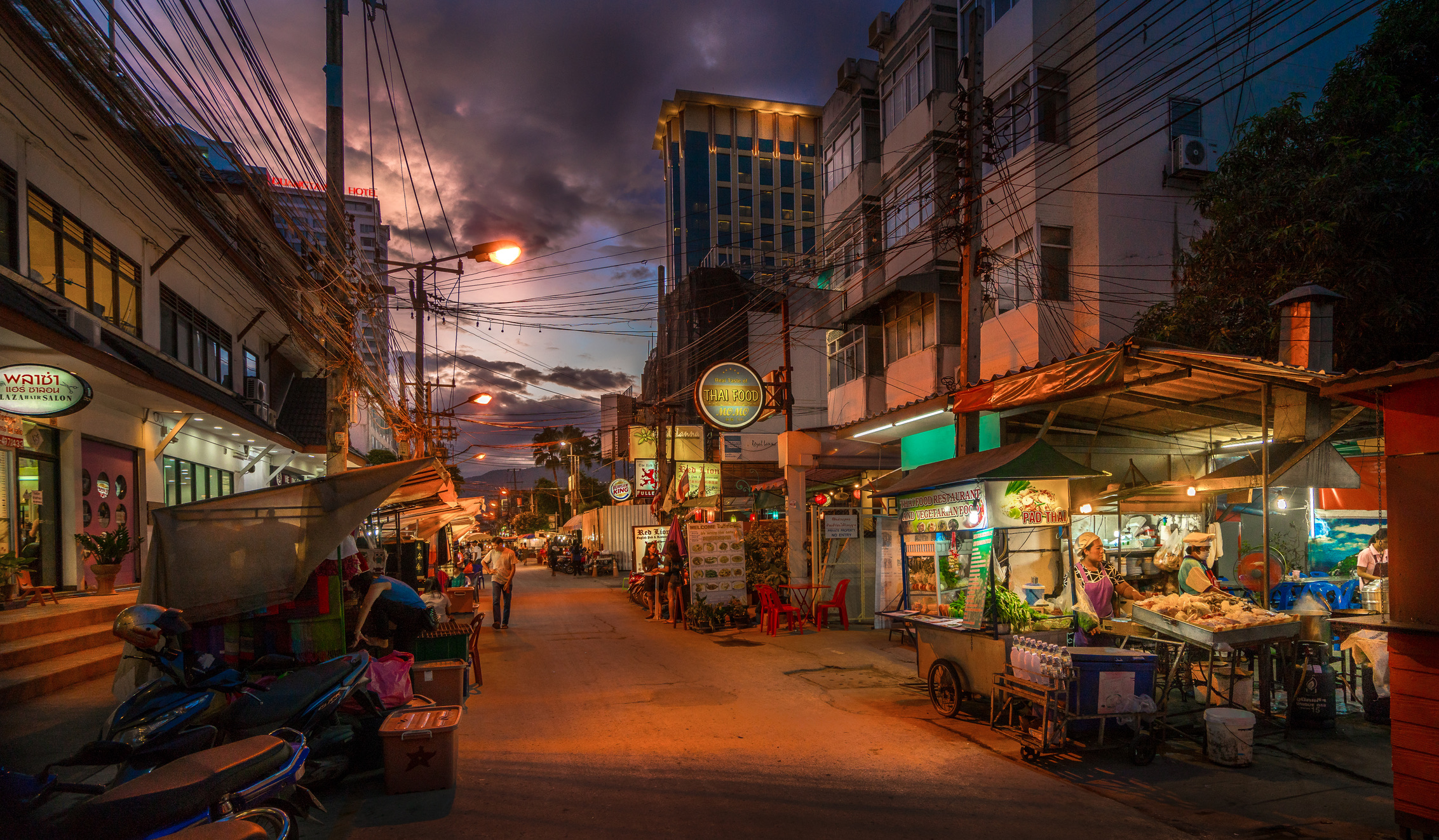 Terwijl de Thaise hoofdstad Bangkok behoorlijk in prijs kan oplopen, geldt het noordelijke Chiang Mai al decennialang als de onbetwiste backpacker-hoofdstad van Thailand. Het is een oase van rust, omringd door bergen en honderden gouden tempels.