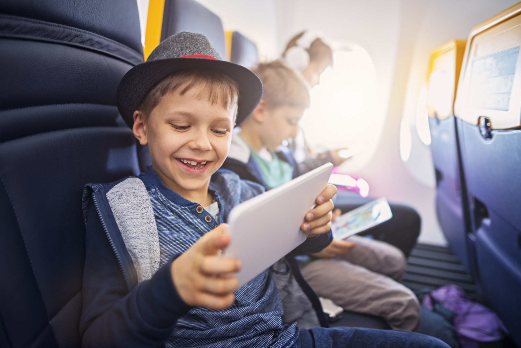 Niets verstoort de rust in de cabine zo snel als de soundtrack van iemands socialmedia-feed, een film zonder audio-artikelen of een spelletje met harde geluidseffecten. Gebruik altijd een koptelefoon of oortjes. Dit geldt absoluut ook voor kinderen: het continu laten afspelen van drukke kindershows of herhalende muziekjes zonder koptelefoon is voor medepassagiers een grote beproeving. Oefen thuis alvast met je peuter of kleuter, zodat het dragen van een koptelefoon tijdens de vlucht geen strijd wordt.