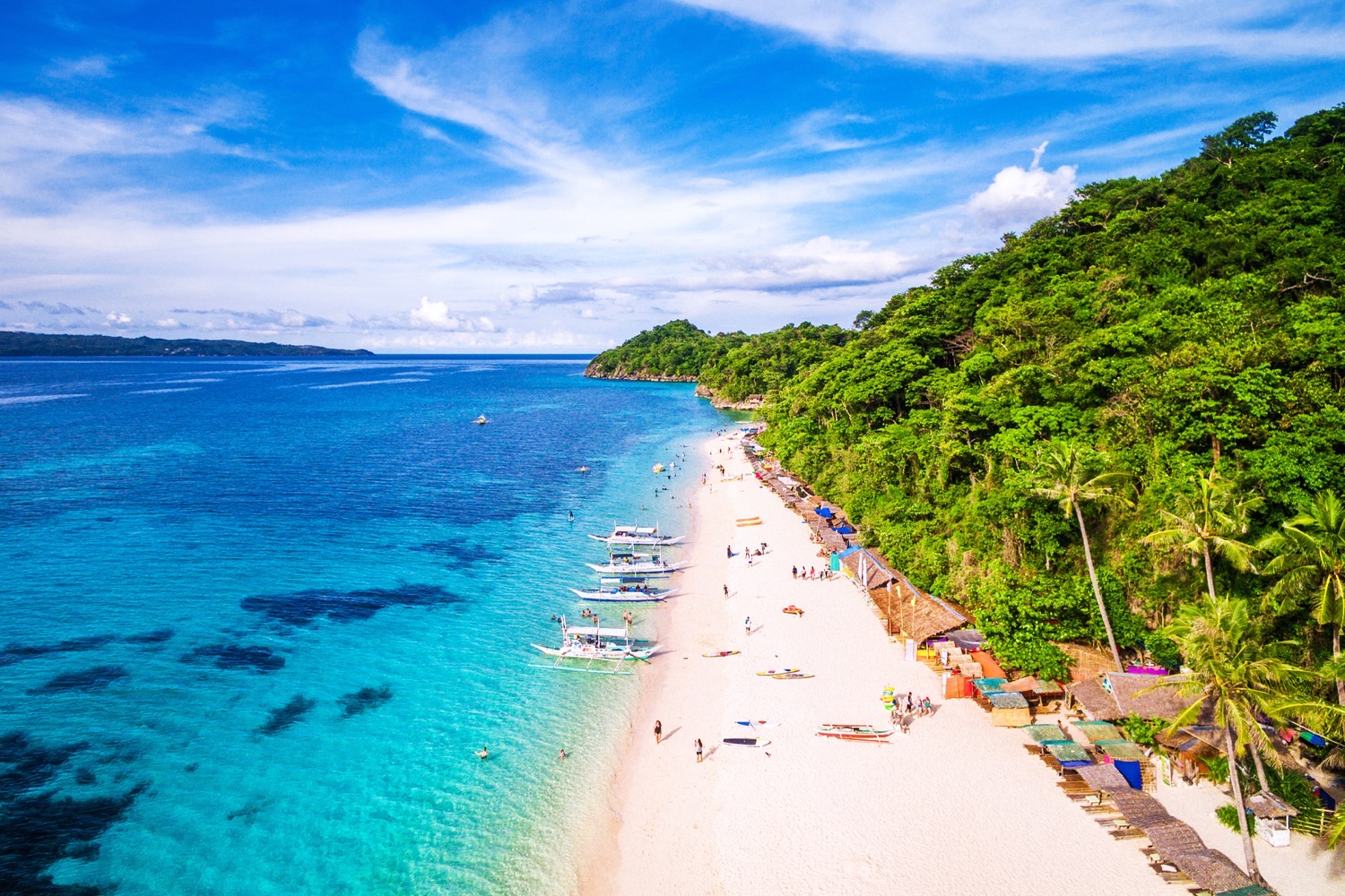 Het tropische eiland Boracay werd in 2018 wereldnieuws toen de Filipijnse overheid besloot het eiland een halfjaar lang vollédig af te sluiten voor alle toeristen. De infrastructuur bezweek onder de vervuiling en het ongecontroleerde nachtleven. Na een grondige schoonmaakoperatie ging het eiland weer open, maar onder een streng regime.