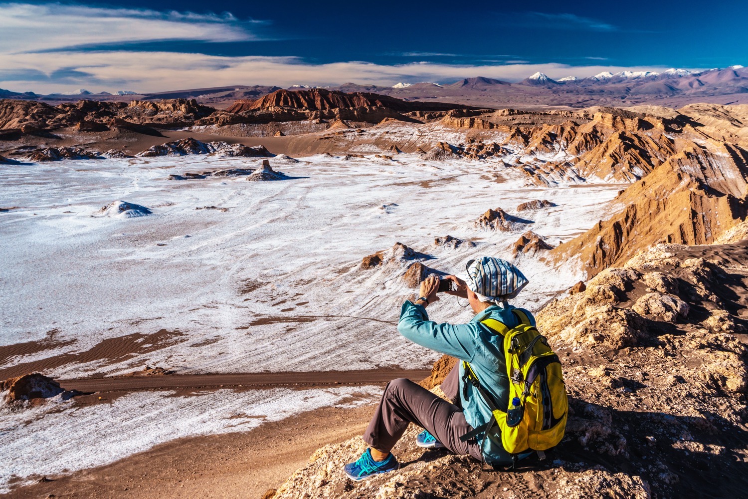 Gelegen in de droogste woestijn ter wereld biedt Salar de Atacama een heel ander gezicht dan de strakke witte tegels van Uyuni. De zoutkorst is hier ruw, brokkelig en korstig. Midden in dit harde landschap liggen schitterende, kristalheldere zoutmeren zoals Laguna Chaxa en Laguna Cejar, waar duizenden Andesflamingo's broeden en zoeken naar voedsel.