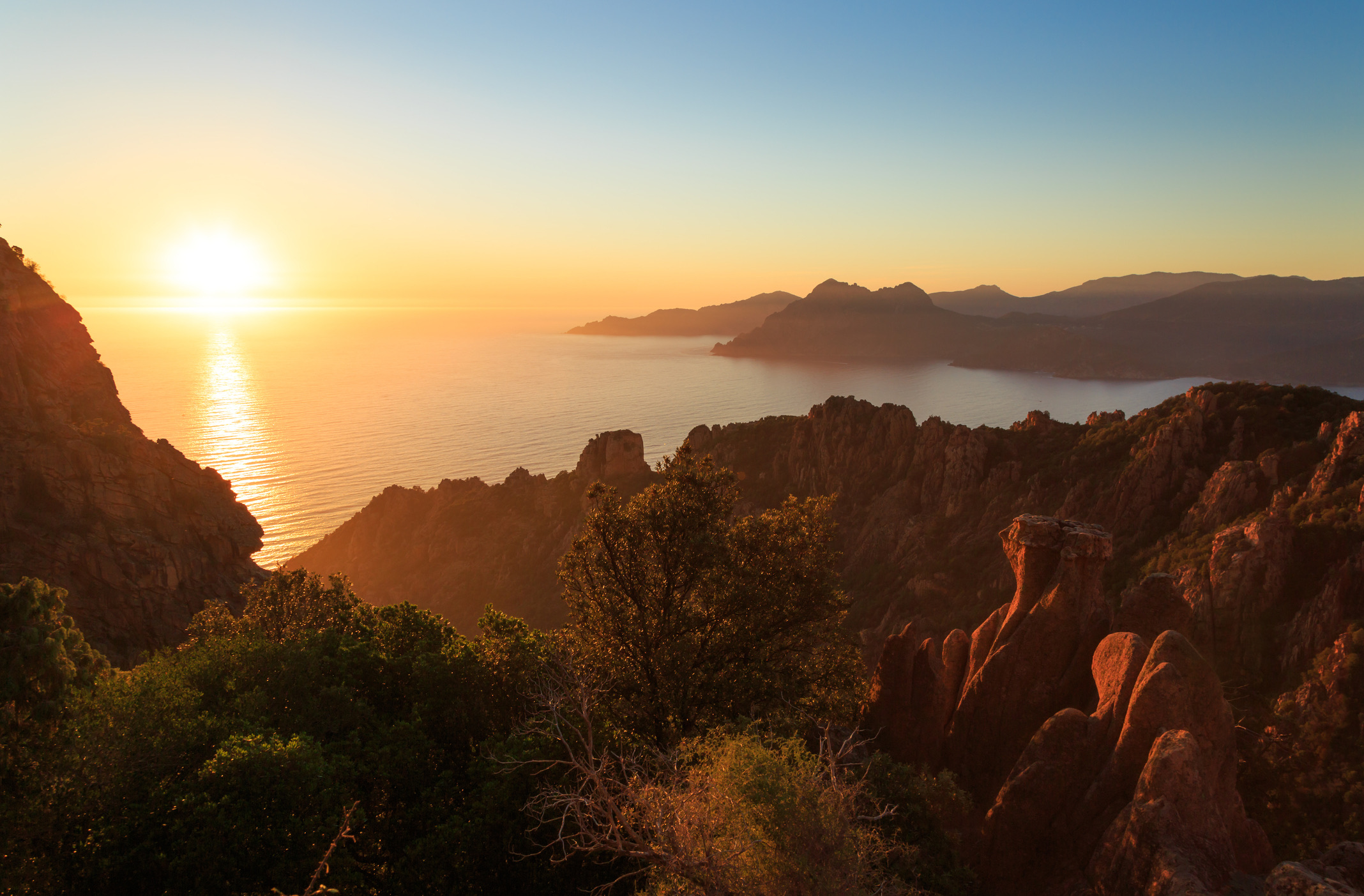 Terwijl de zomerse hitte op het Franse eiland Corsica plaatsmaakt voor een zachte najaarszon met temperaturen rond de 23 graden, transformeert het landschap in een waar wandelparadijs. Waar vakantiegangers in juli en augustus vooral de kustlijn opzoeken, leent het najaar zich perfect voor een avontuurlijke roadtrip langs grillige rotsformaties en doordachte wandeltochten door het kleurrijke binnenland.