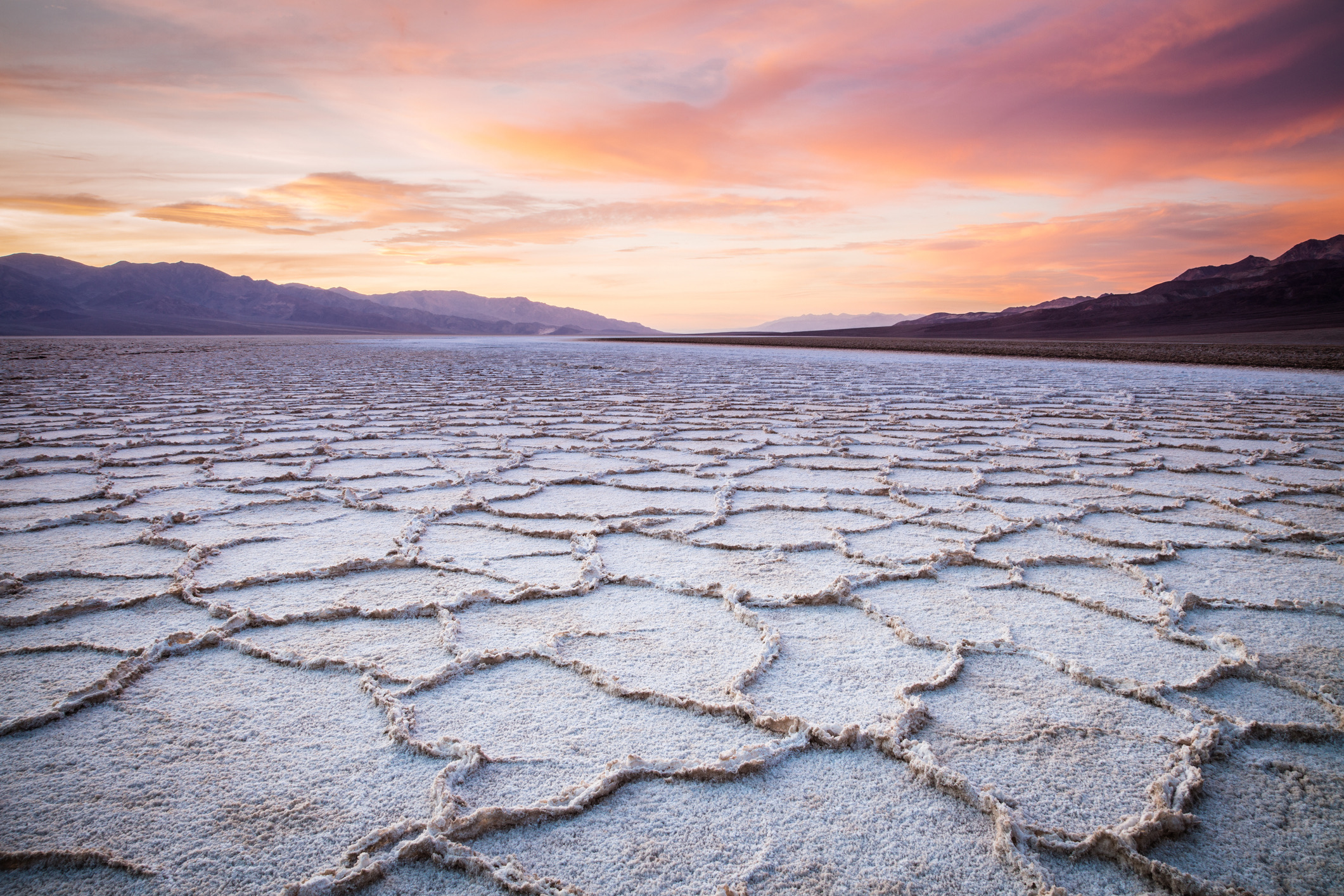 Met 86 meter onder de zeespiegel is Badwater Basin het laagste punt van Noord-Amerika. Deze surrealistische zoutvlakte bestaat uit zeshoekige zoutpatronen die ontstaan door de constante verdamping van opwellend kwelwater. Het zout is viervoudig doordrenkt met mineralen, waardoor het water voor mens en dier ondrinkbaar ('slecht water') is.