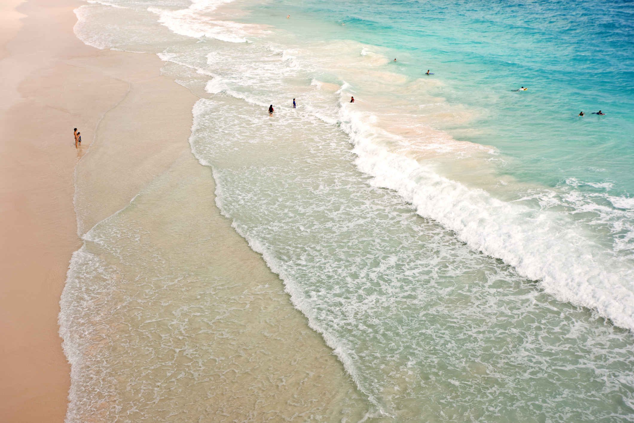 Aan de ruigere oostkust van Barbados ligt Crane Beach. Waar veel roze stranden in een beschutte lagune liggen, wordt de roze rots- en zandkust van Crane Beach omarmd door weelderige vegetatie, imposante kliffen en flinke golven. Een droomplek voor wie houdt van een wat ruiger kustlandschap en bodyboarden.