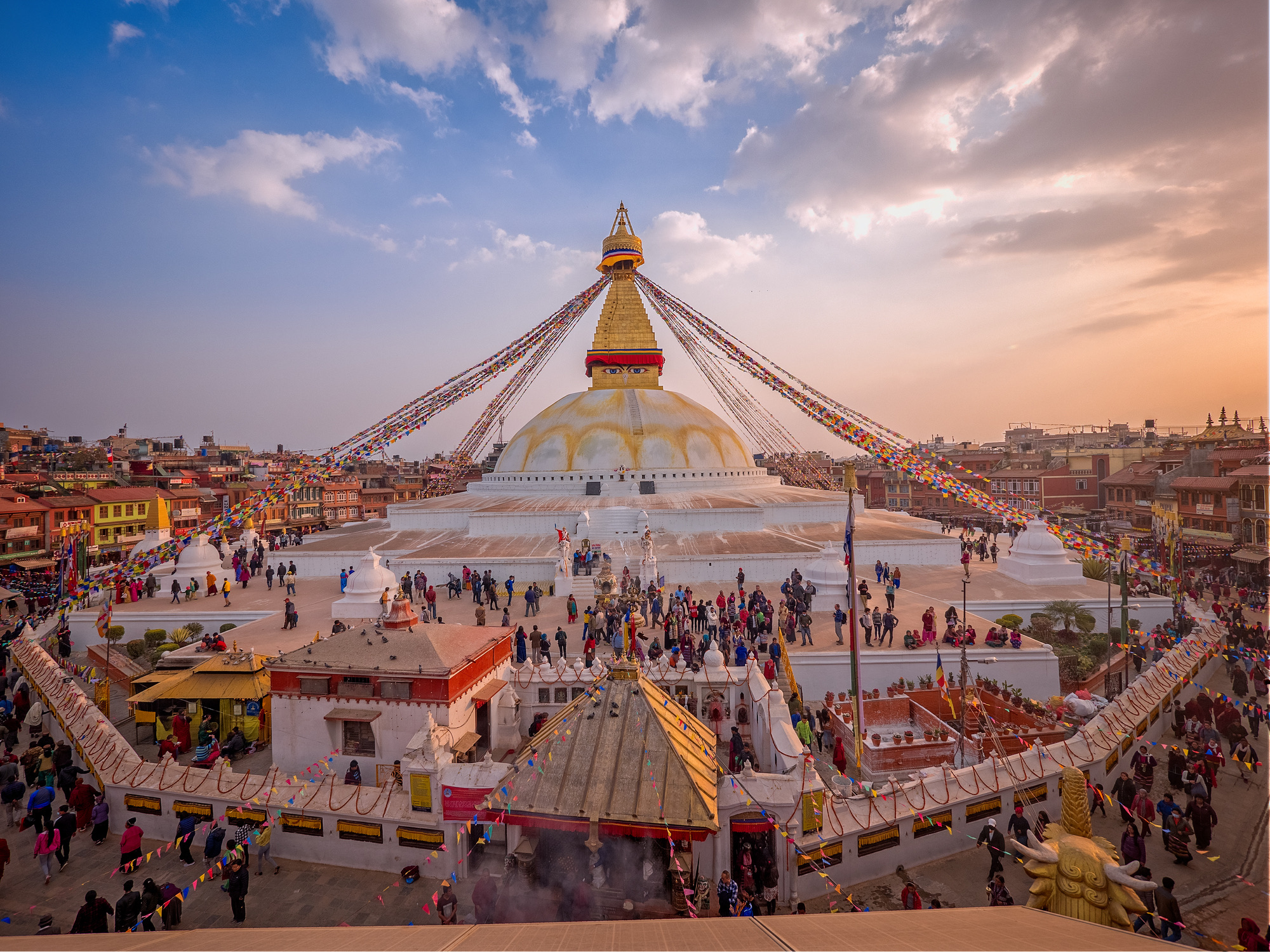 Columbus-tip: wandel 's ochtends vroeg naar de indrukwekkende Boudhanath-stoepa om samen met lokale monniken een kora (een rituele wandelronde met de klok mee) te lopen en drink een vers gekookte masala chai op een dakterras.