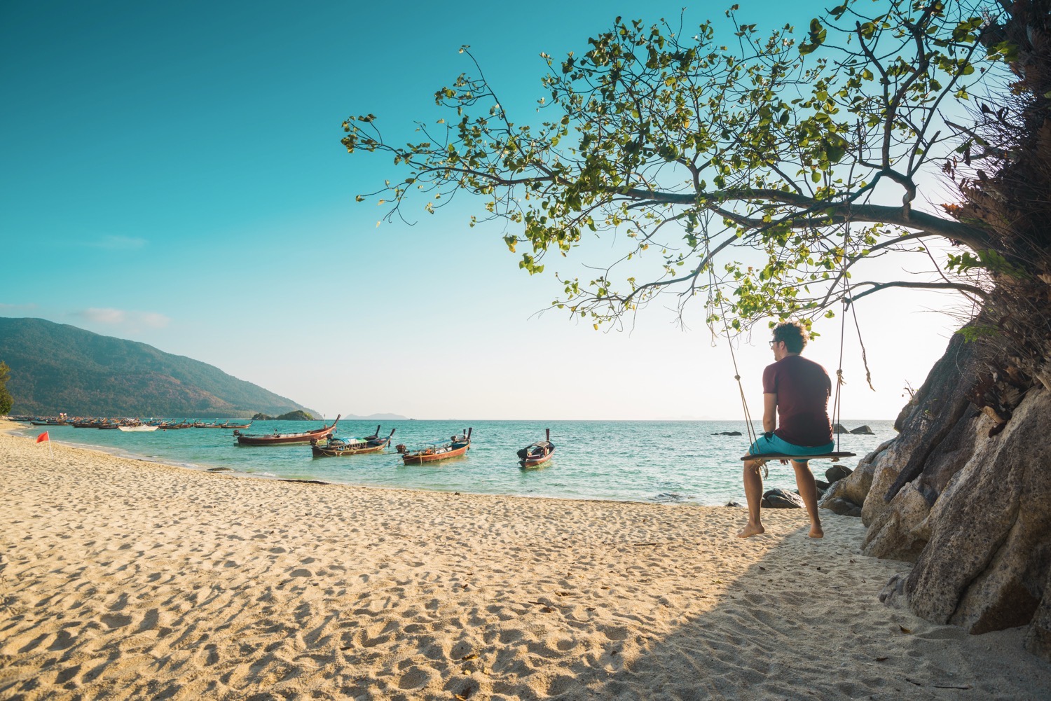 Gelegen in het uiterste zuiden van Thailand, verscholen in het Tarutao National Marine Park, ligt het piepkleine eilandje Koh Lipe. Het poederwitte zand op Sunrise Beach wordt niet heet aan de voeten en het water is zo felblauw dat het pijn doet aan je ogen. Je stapt direct vanaf het strand de zee in om te snorkelen tussen de clownvissen en het kleurrijke koraal.