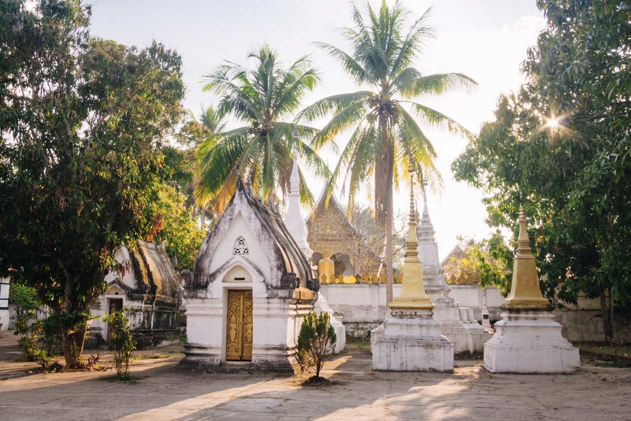 De Laotiaanse stad Luang Prabang ligt idyllisch aan de samenvloeiing van de Mekong en de Nam Khan-rivier. De sfeer is er serener en rustiger dan in welke andere grote Aziatische stad ook. Het complete historische centrum siert de Werelderfgoedlijst van Unesco en is uitstekend te voet of per fiets te verkennen, wat je transportkosten tot nul reduceert.