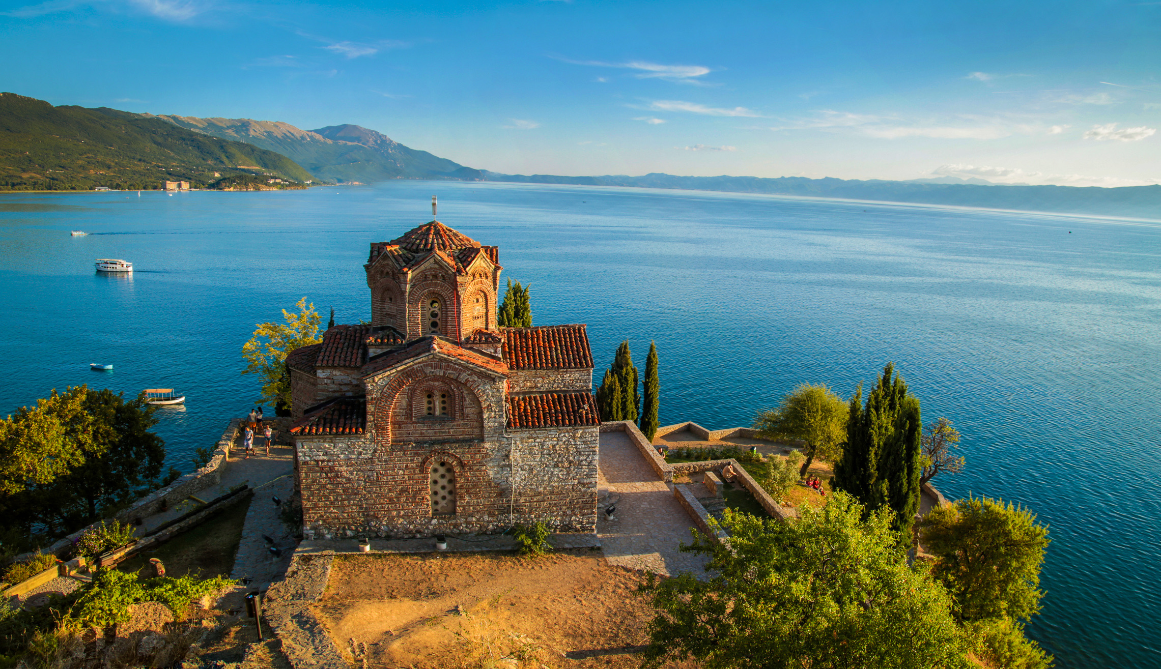 Rondom het spiegelgladde Meer van Ohrid waan je je in een ansichtkaart. Noord-Macedonië gebruikt de denar en biedt een fantastische mix van actieve outdooravonturen, oude Byzantijnse kloosters en een verrassend verfijnde wijncultuur.