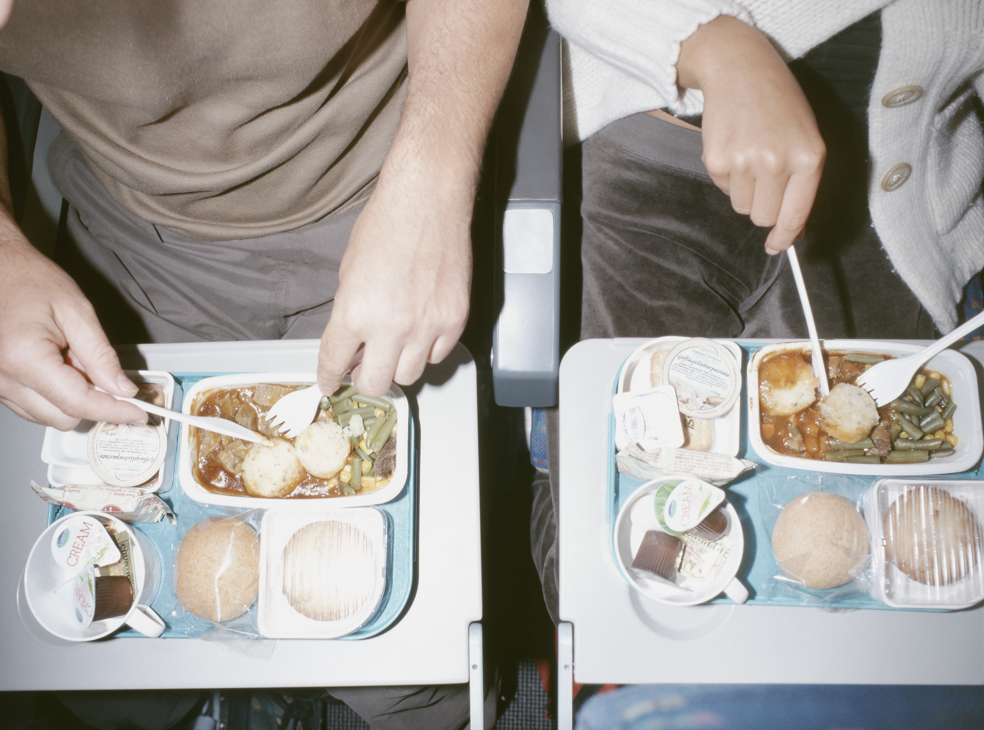 En hoe zit het met dat andere grote irritatiepunt: de strijd om de armleuningen? In een krappe economy class telt elke centimeter. Waar de passagier aan het gangpad de vrijheid heeft om af en toe de benen te strekken en de raampassagier een muurtje heeft om tegenaan te leunen, trekt de middelste passagier steevast aan het kortste eind.