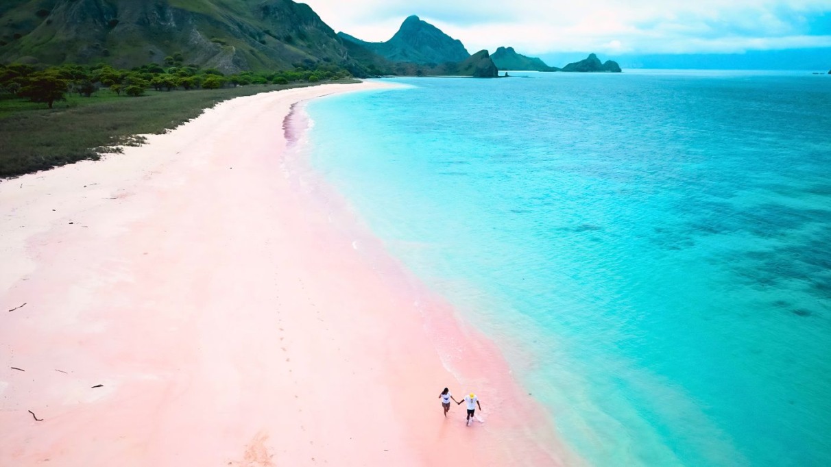 Luchtfoto van Pink Beach, Nationaal Park Komodo, Flores, Indonesië