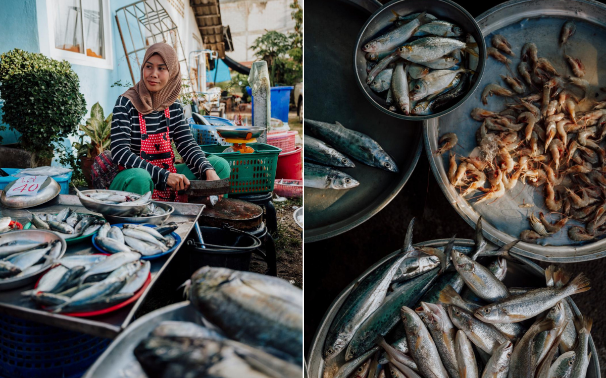 Een lokale vrouw met hoofddoek achter een marktkraam in Thailand, omringd door schalen met verse vis en garnalen.