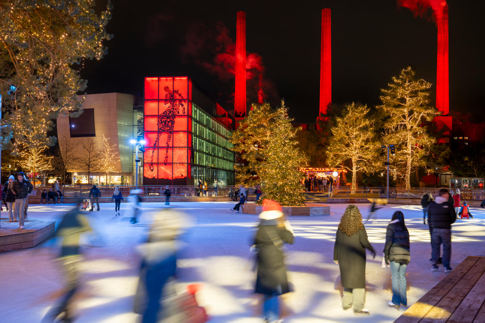Wanneer het winter wordt, transformeert het uitgestrekte parklandschap van de Autostadt in een betoverend winterwonderland. ©Autostadt GmbH/ Tim Schulz