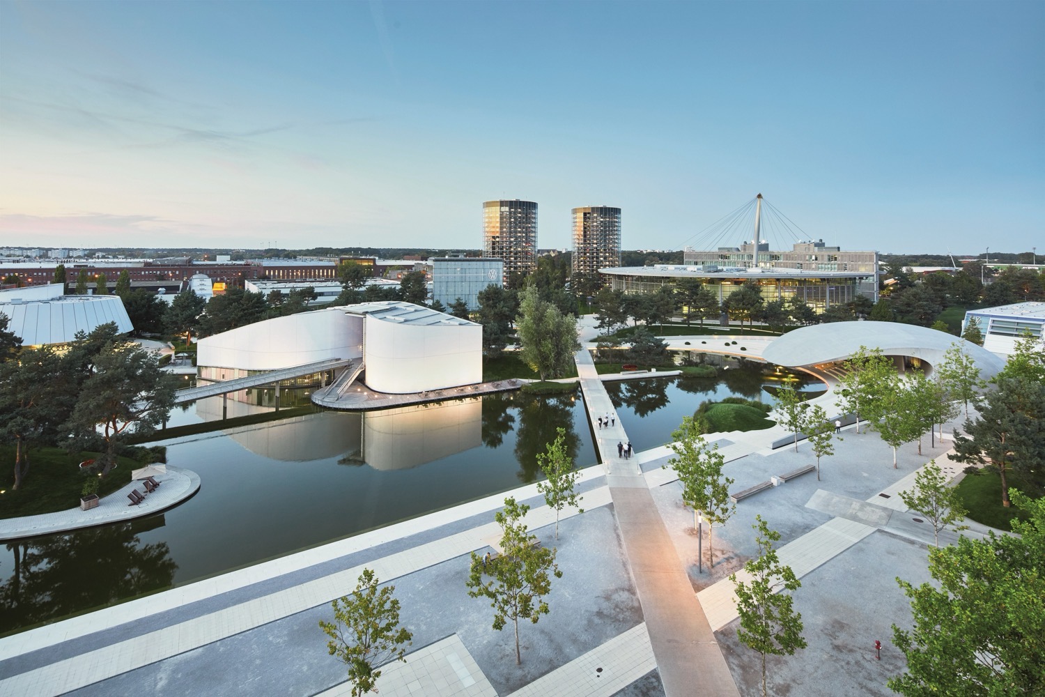 Als officiële partner van de negen steden biedt het 28 hectare grote automobielthemapark Autostadt in Wolfsburg een unieke reis door de wereld van mobiliteit. ©Michael Jungblut